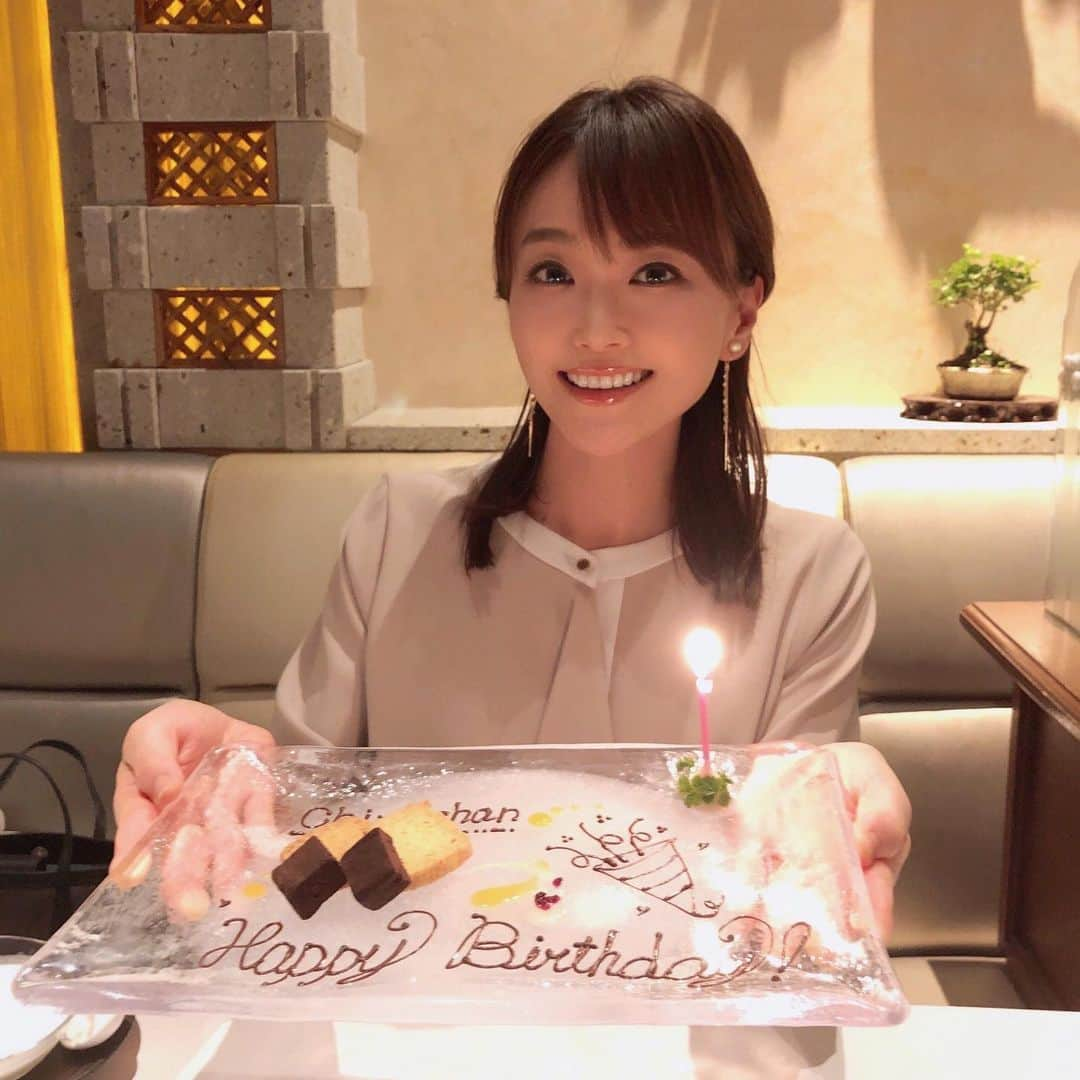 村山千代さんのインスタグラム写真 - (村山千代Instagram)「🎂😍 みなさまー誕生日のメッセージ嬉しすぎます!!! 返しそびれていたらすみません‼︎ この場を借りて御礼申し上げます🙇‍♀️ ありがとうございます!!!!!!!!!! 仕事終わりでごはん行ったら、 思いがけずプレート出て来て 舞い上がり、最後写真ブレブレw 皆さまいつも本当にありがとうございます♪ 楽しく幸せな充実した日々をすごせますように✨ 今歳もよろしくお願いします ☺︎ #誕生日 #富麗華  #中華 #北京ダック #黒酢酢豚  #蟹とカラスミの土鍋炒飯 #誕生日プレート  #誕生日ディナー  #誕生日サプライズ  #誕生日ご飯」4月20日 23時44分 - chiyocolate420