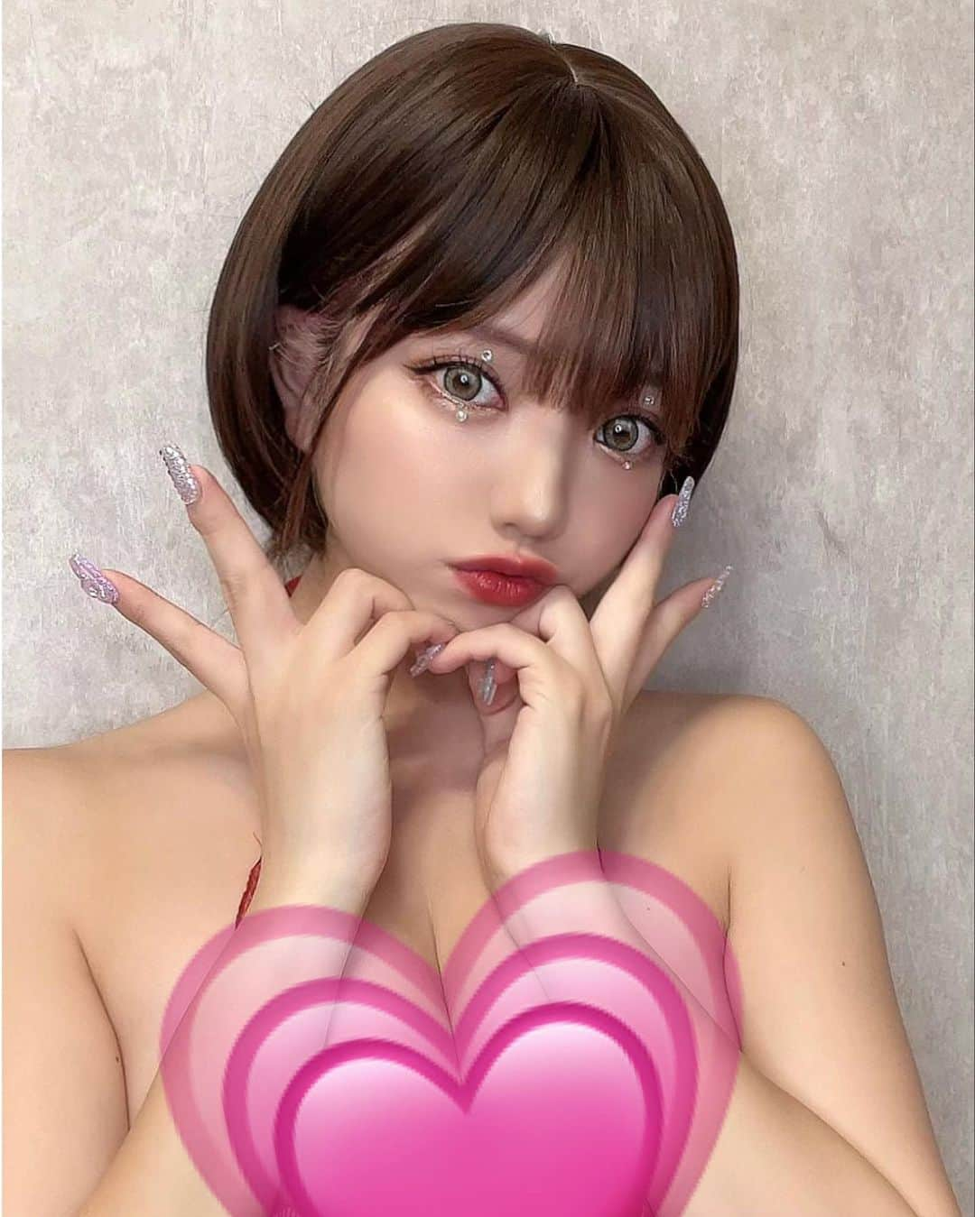 みきでりさんのインスタグラム写真 - (みきでりInstagram)「ボブドール👩🏻❤️ これウィッグなんだけどいい感じじゃない？🥹✨  撮影部屋の壁紙を一部だけ新調してみた🙌 コンクリ調の背景おしゃんで好き😍✨ ㅤ ㅤ ㅤ ㅤ ㅤ ㅤ #ウィッグ #ショートヘア #ランジェリー #ショートボブ #グラビア #ミーグラム #ラインストーン #壁紙 #壁紙diy」4月20日 23時45分 - mikidelicious