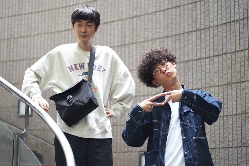 のインスタグラム：「作家のやすはさんにええカメラで撮ってもらったよ✌️ #ええカメラってやっぱええな #仕事人の顔 #ニュース読んでるやつの顔混ざってる」