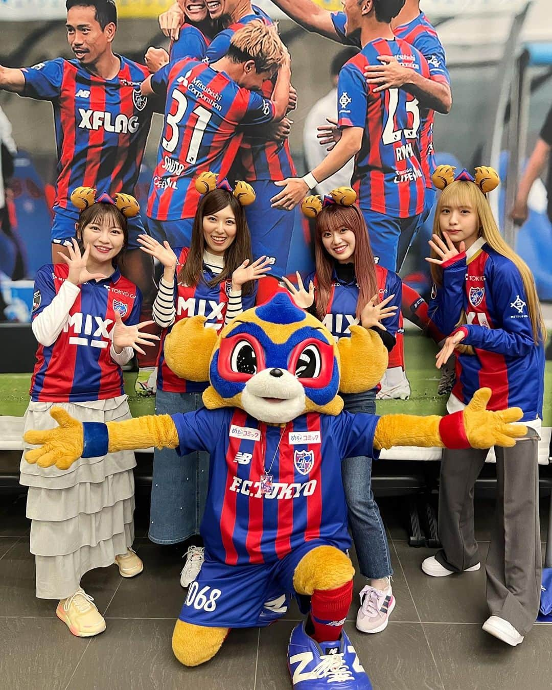 橘ゆりかのインスタグラム：「先日のFC東京×湘南ベルマーレ戦に このメンバーで行ってきたよ🔵🔴 みんなでドロンパのお耳お揃い🫶 ⁡ ななせちゃん、私、ほのかちゃん、るかちゃん、みんな同じ事務所なの😊現地観戦たのしかったね⚽️✨ ⁡ ⁡ ⁡ #fctokyo #jleague #味の素スタジアム #サッカー #FC東京 #東京ドロンパ #わーすた #廣川奈々聖 #三品瑠香 #スパガ #萩田帆風 #アイドリング #橘ゆりか #サッカー観戦」