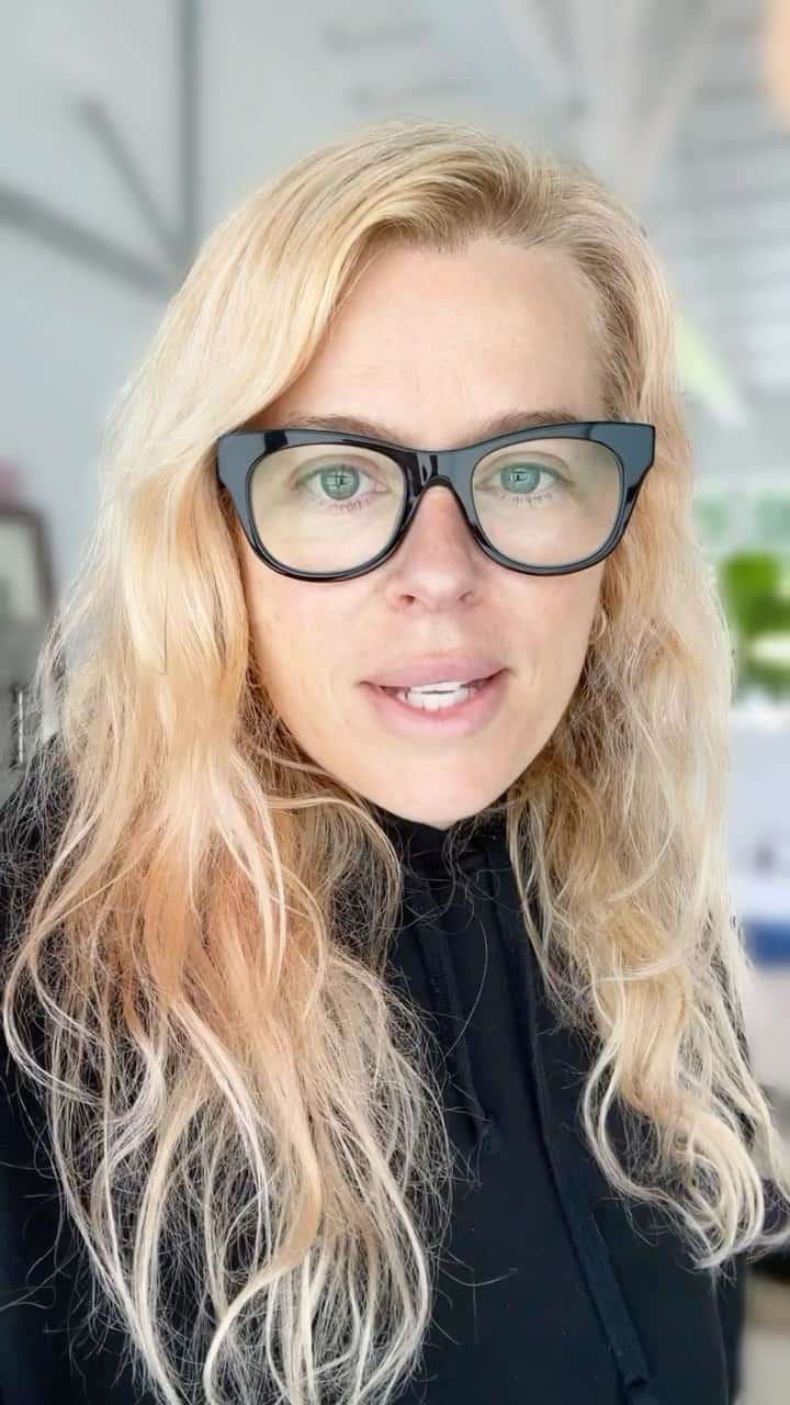 アマンダ・デ・カディネットのインスタグラム：「Getting ghosted by a bestie ? This episode of @theconversation is for you! I went through this myself and have spoken to so many people who have also experienced this confusing and painful situation. @elizabday has written a brilliant book called Friendaholic all about this subject and everything to do with the many nuances of friendship. Have you ever been ghosted by a friend? Let me know below 👇🏼 And please share this with anyone you think needs to hear it ! Link in bio to listen 🎧」