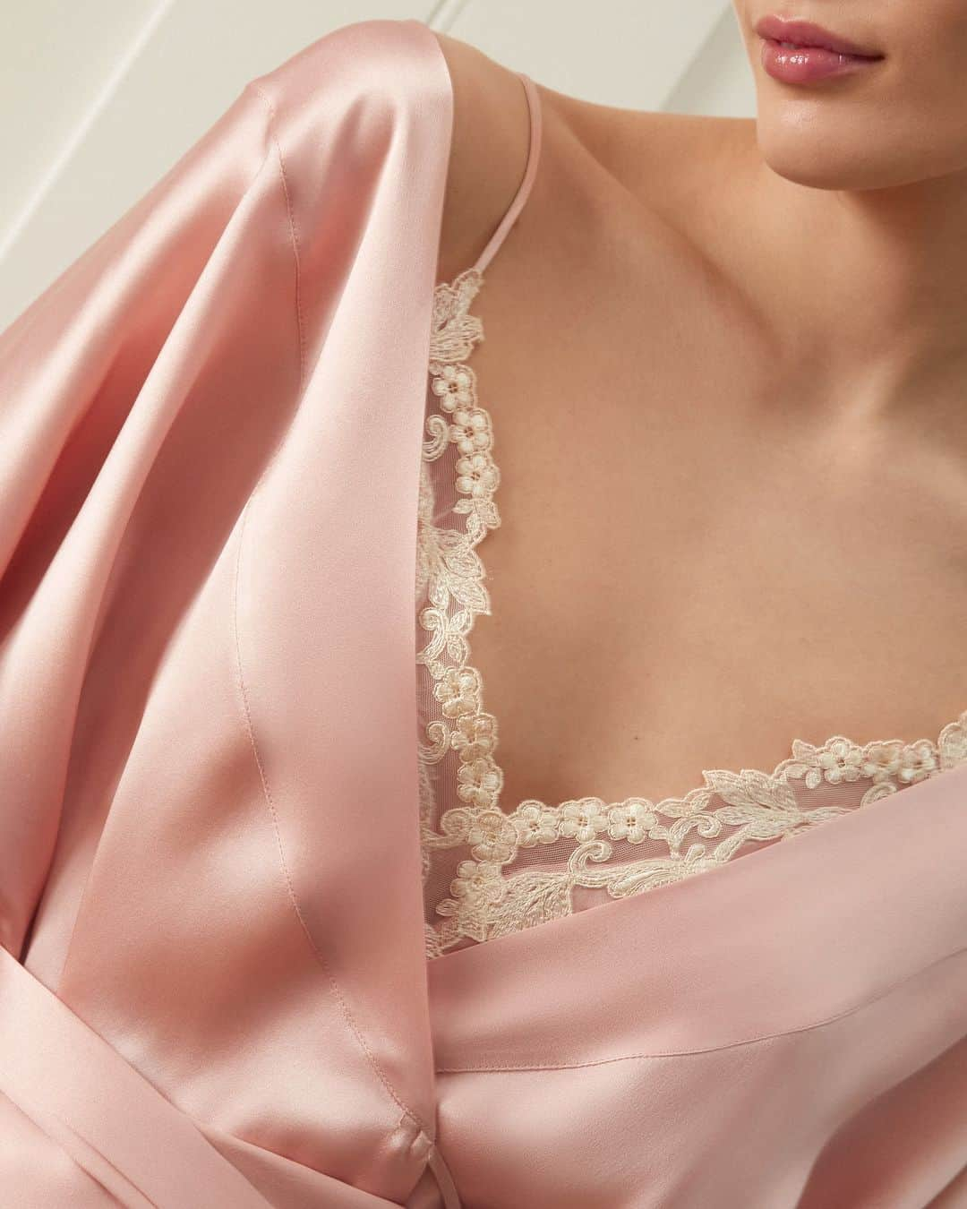 LA PERLAのインスタグラム：「Delicate powder pink silk paired with ivory Frastaglio. #LaPerla」