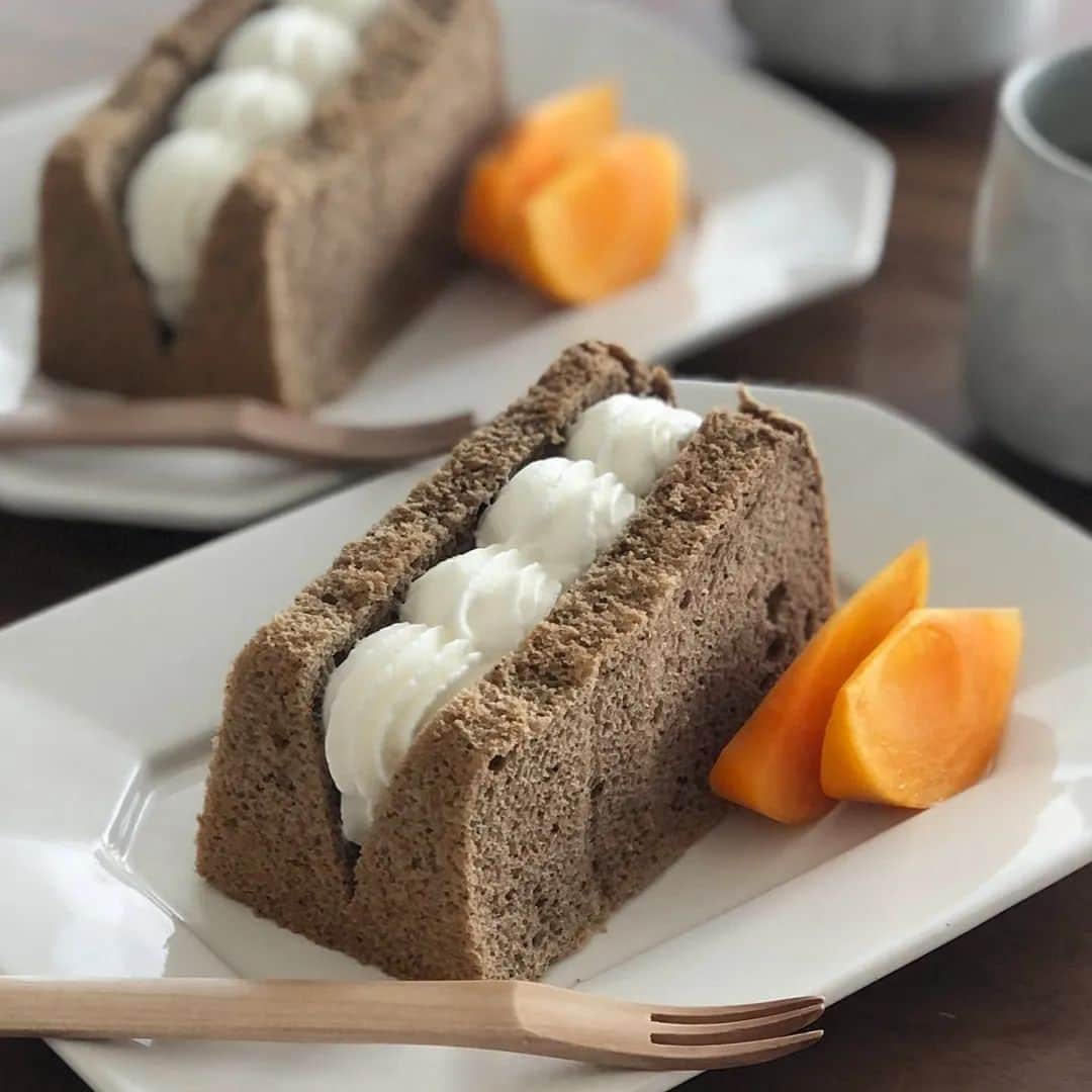 Matchæologist®さんのインスタグラム写真 - (Matchæologist®Instagram)「Today’s to-do list: Grab a spoon and dive into these enticing 🍂 #houjicha 🍰 #chiffoncakes prepared by @kamille_c5! . Bring the delicious flavours of our houjicha into your life and experience it for yourself today. 🙏 . For premium-quality houjicha tea 🍵, visit Matchaeologist.com . We have something interesting lined up for tomorrow — stay tuned! 😉 . Matchæologist® #Matchaeologist Matchaeologist.com」4月21日 0時01分 - matchaeologist