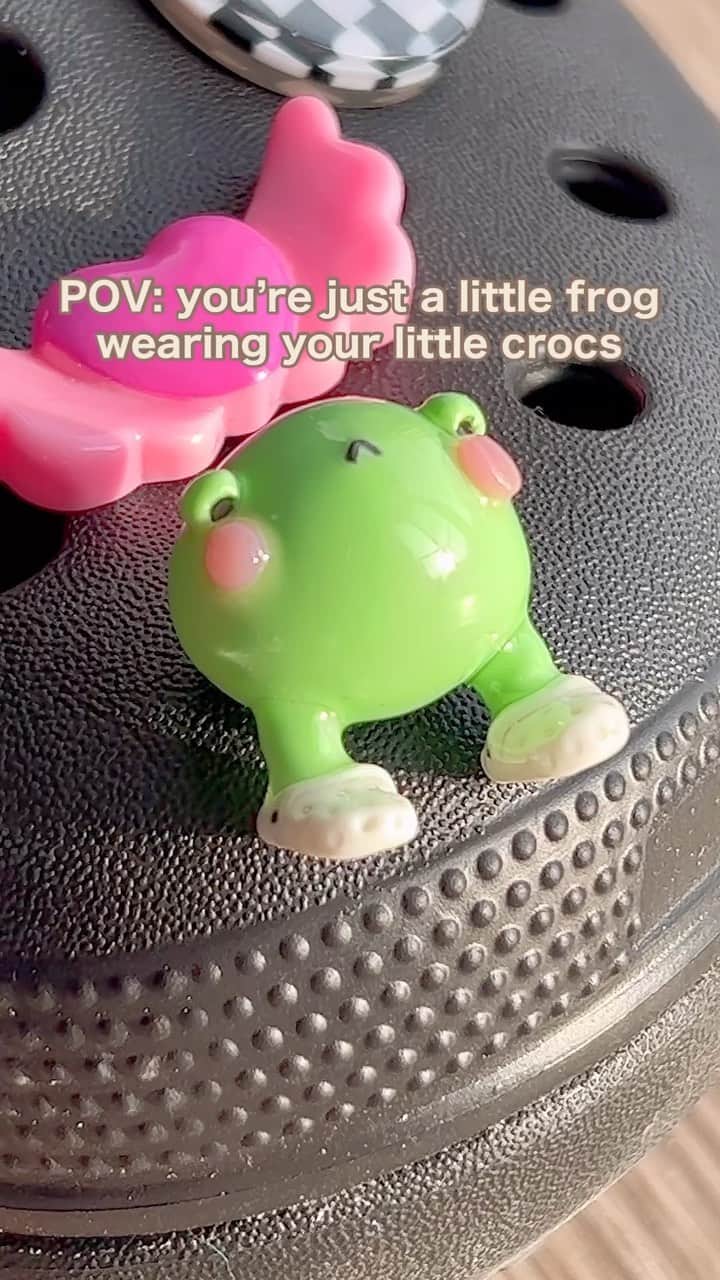 のインスタグラム：「How cute is this little frog wearing his lil Crocs?! 🐸🥰」