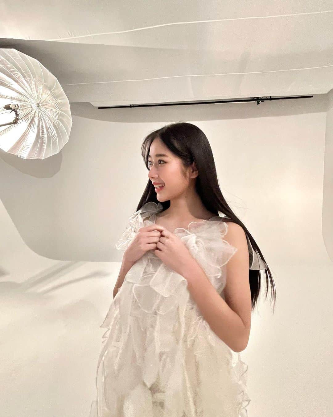 天翔天音のインスタグラム：「☺︎  オフショ🕊️ 今年はなんだか白が好き‪ꪔ̤̮  #amanestyle #天翔天音 #オフショット #白 #05 #ootd #fashion #ljk #model #asian #ロングヘア #黒髪ロング」