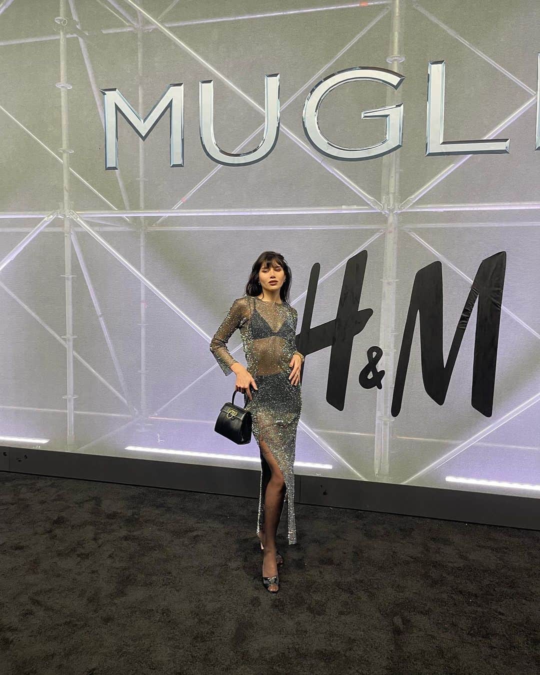 ナタリー・スアレスのインスタグラム：「@hm x @muglerofficial hit the runway last night! 🔥 #MuglerHM」