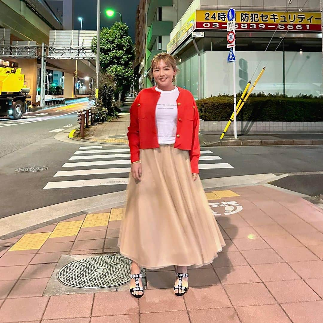 野呂佳代さんのインスタグラム写真 - (野呂佳代Instagram)「野呂衣装の数々を紹介させてください🙋‍♀️ 黄色🟡が多かった❗️ ・ ①あちこちオードリー衣装 blouse @ships_women_official pants @micaabddeal_official sandal @dianashoespress pierce,rings @cocoshnik_official blacelet @mariha_official ・ ・ ・ ②ウチコマ出演衣装 knit @nanouniverse_official pants @ships_women_official sandal @dianashoespress necklace,blacelet  @in_m_o_o_d ・ ・ ・ ③ ぽかぽか生放送衣装 jacket @stunninglure pants @upperhights,@guestlist___tokyo, @haunt_daikanyama sandal @dianashoespress pierce,ring @unoaerre_japan blacelet @in_m_o_o_d ・ ・ ④ ぽかぽか衣装 knit @ships_women_official skirt @micaanddeal_official sandal @tsurubymarikooikawa jewelry @zuttoholic ・ ・ ⑤ ぽかぽか衣装 sweatshirt,skirt @ships_women_official sandal @dianashoespress jewelry @mariha_official ・ ・ ⑥ 二件目どうする？衣装 knit jacket @arpege_story t-shirt @rougeviflacle_official skirt @designworks_ladies_official sandal @tsurubymarikooikawa jewelry @zuttoholic ・ ・ ⑦ 2時45分からはスローでイージーなルーティーンで衣装 gillet  @uncrave_official cut&sewn @_balmydays_ ,@utspr pants @estnation_womens sandal @tsurubymarikooikawa ・ ・ ・ #ぽっちゃりコーデ  #ぽっちゃり #野呂佳代衣装 #nanouniverse  #ships  #dianashoes #inmood #micaabddeal #cocoshnik #mariha #tsurubymarikooikawa #zuttoholic #arpegestory #rougeviflacle #designworks #uncrave_official #balmydays #estnation」4月21日 0時12分 - norokayotokyo