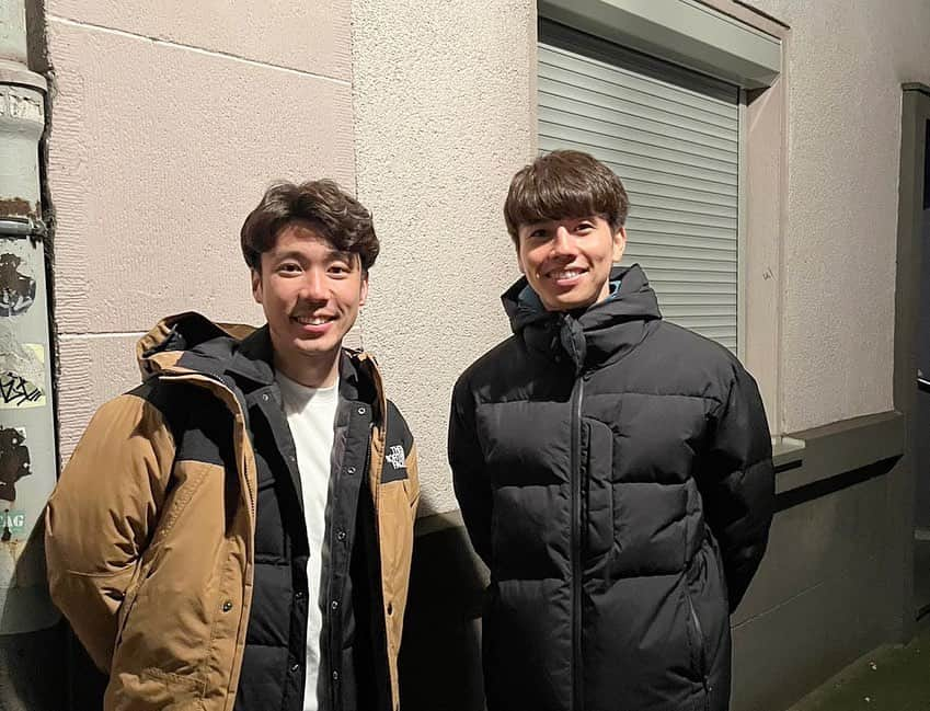 山﨑誠のインスタグラム：「⚽️🇩🇪 長期休暇を頂いた時、 ドイツでは田中選手に会って来ました。  ピッチでの真剣な表情や海外の選手とのコミュニケーション、カッコよかった。  一日でも早く膝の具合が良くなるように祈っています…！！  #田中碧 #デュッセルドルフ #düsseldorf #動画は是非最後まで」