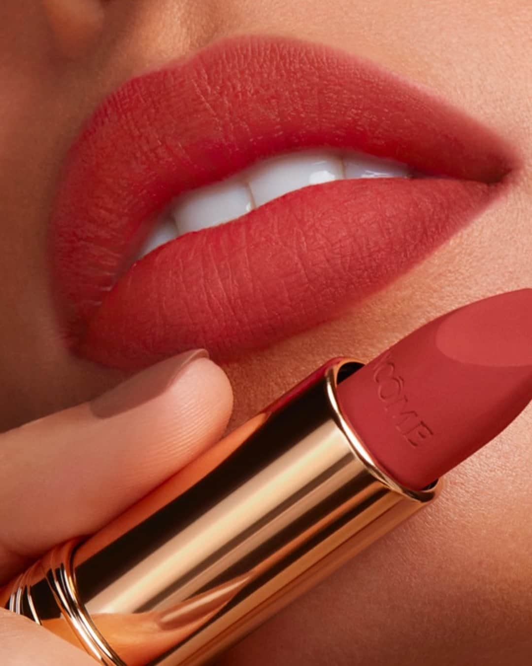 Lancôme Officialさんのインスタグラム写真 - (Lancôme OfficialInstagram)「Bare it all! The ultimate soft matte lipstick comes in various cashmere red shades. Pictured here: L’Absolu Rouge Intimatte in 135 Douce Chaleur, 888 French Idol, 274 French Tea. #Lancome #LAbsoluRougeIntimatte #makeup #matte」4月21日 0時13分 - lancomeofficial