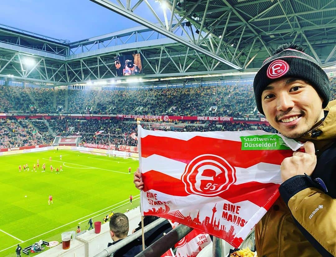 山﨑誠さんのインスタグラム写真 - (山﨑誠Instagram)「⚽️🇩🇪 長期休暇を頂いた時、 ドイツでは田中選手に会って来ました。  ピッチでの真剣な表情や海外の選手とのコミュニケーション、カッコよかった。  一日でも早く膝の具合が良くなるように祈っています…！！  #田中碧 #デュッセルドルフ #düsseldorf #動画は是非最後まで」4月21日 0時13分 - yamazaki.makoto08