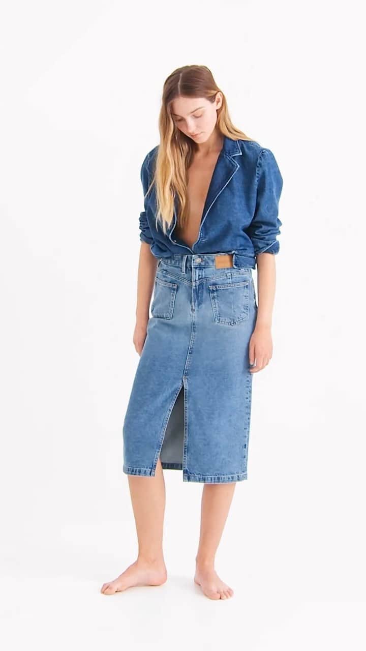 デシグアルのインスタグラム：「Introducing our first circular collection. End-of-life denim is recycled to create garments that can be easily recyclable.   #NewDesigual #TheCircularDenimProject #LoveTheWorld」
