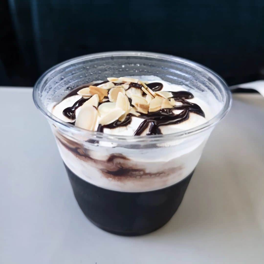 中田有紀さんのインスタグラム写真 - (中田有紀Instagram)「「世界一おいしい」と言われたら食べてみるしかない！😤 10分くらいするとホイップクリームが溶けてきちゃうとのことだったけど…電車を待つ間にやはり溶けたよね〜😆💦 そのクリームはなめらかで口当たりがよく、ほろ苦いコーヒーゼリーにほどよくマッチ✨ たしかに美味しかったです😊 #sazacoffee #コーヒーゼリー #旅のお供」4月21日 11時07分 - akinakada0508