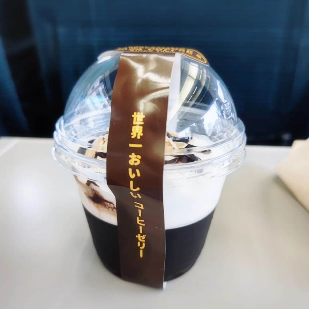 中田有紀のインスタグラム：「「世界一おいしい」と言われたら食べてみるしかない！😤 10分くらいするとホイップクリームが溶けてきちゃうとのことだったけど…電車を待つ間にやはり溶けたよね〜😆💦 そのクリームはなめらかで口当たりがよく、ほろ苦いコーヒーゼリーにほどよくマッチ✨ たしかに美味しかったです😊 #sazacoffee #コーヒーゼリー #旅のお供」