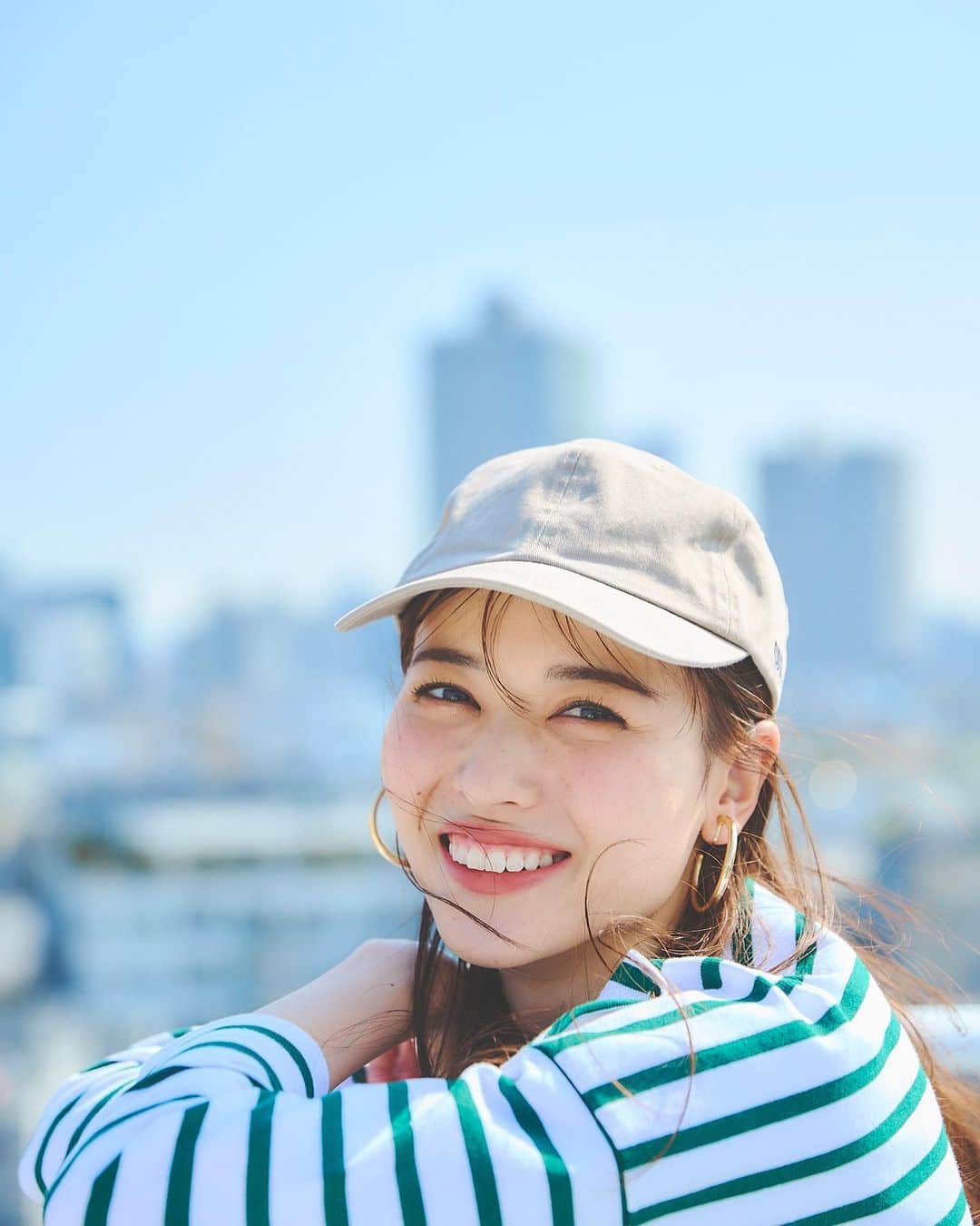 steady.のインスタグラム：「発売中のsteady.5月号「大人のためのデニム案内」から撮影オフショットを！  この日は晴天でとっても気持ちのいい撮影。舞美ちゃんの爽やかな笑顔のおかげでみんなの花粉症も吹き飛びました！  Photo by  Yuuki Endo  #steady #宝島社 #矢島舞美 #まいみんはやっぱり女神#steady5月号 #大人デニム」