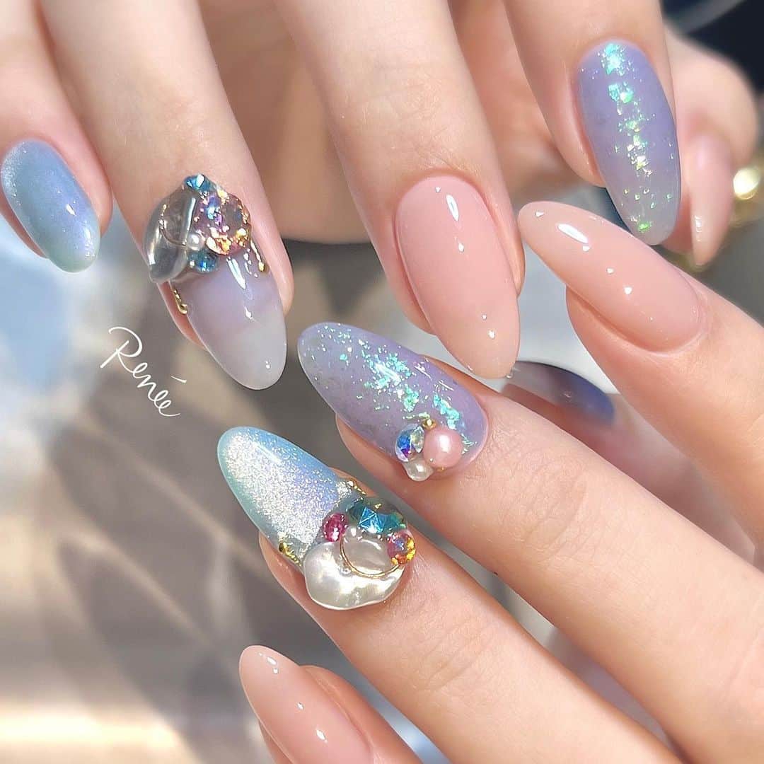 ネイルサロンレネのインスタグラム：「. ◻︎バロックパールビジュー💎✨ ⁡ 組み合わせる向きやカラー、 パーツによって 色んな形になります🫶🏼 ⁡ @rrieenee さんインスタより♡ ⁡ art by @renee_mai.213  ⁡ ⁡ Renée 梅田店 2023年1月18日(水) 📢拡張リニューアルオープン！📢 移転先→ 530-0027 大阪府大阪市北区堂山町1-2 R&Eビル3階 ⁡ ⁡ Renée公式LINE ───────  【@bos7903t】←※@から入力🔍 ⁡ メニューに迷った方やご相談は LINEにて受け付けております。 ⁡ リピート率95% TV.メディア出演 スタッフ全員資格保持者 カラー300種類以上 パーツ1000種類以上 雑誌掲載デザイン多数 ⁡ ▶︎▶︎▶︎初回クーポンご利用頂けます ￣￣￣￣￣￣￣￣￣￣￣￣￣￣￣￣ ご予約はプロフィールTOPのリンク内 URLをご利用下さい。 ⁡ ⁡ #nail#ネイル#ネイルスクール#ネイルスクール大阪#オンラインサロン #大阪ネイルサロン#梅田ネイルサロン#ビジューネイル#おしゃれネイル#お洒落ネイル#シンプルネイル#きれいめネイル#大人ネイル#上品ネイル#ナチュラルネイル#ヌーディネイル#美フォルムネイル#美フォルム#ハイクオリティフォルム#ちゅるんネイル#フィルイン#オーロラネイル ⁡ ⁡」