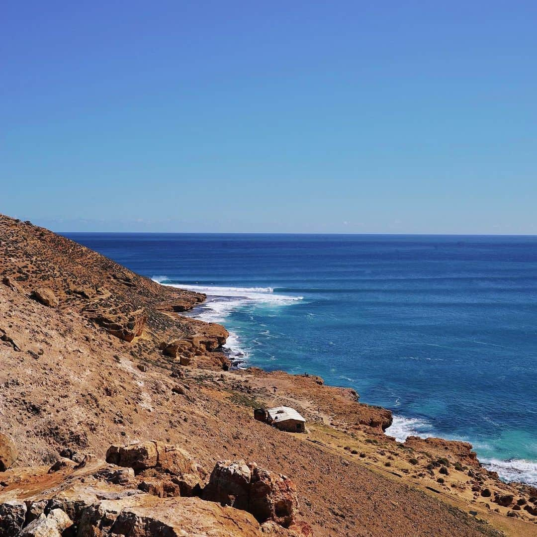 フェリシティー・パルマティアーさんのインスタグラム写真 - (フェリシティー・パルマティアーInstagram)「Now that I'm back in @WesternAustralia it feels like the perfect time to announce I will be exploring more of my home state this year. Anyone who knows me, knows I am the BIGGEST advocate for this incredible destination, it really is like nowhere else in the world. Our state is so diverse, wild and rugged and I'm looking forward to exploring more of it soon! These pics are from some of my favourite places, all which hold many special memories 🫶  1.📍Contos, Margaret River  2.📍Joffre Falls, Karijini National Park 3.📍Kilcarnup, Margaret River  4.📍Margaret River  5.📍Red Bluff  6.📍Gracetown  7.📍Boodjidup, Margaret River  8.📍Parakeet Bay, Rottnest Island  9.📍Mt Augustus, Mount Augustus National Park 10.📍North West   #WAtheDreamState #sponsored」4月21日 9時38分 - flickpalmateer