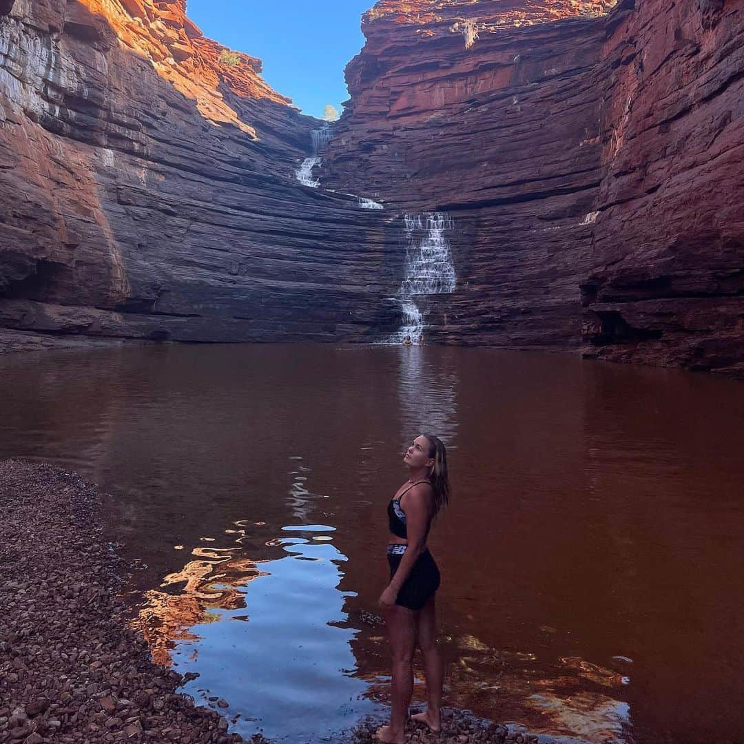 フェリシティー・パルマティアーさんのインスタグラム写真 - (フェリシティー・パルマティアーInstagram)「Now that I'm back in @WesternAustralia it feels like the perfect time to announce I will be exploring more of my home state this year. Anyone who knows me, knows I am the BIGGEST advocate for this incredible destination, it really is like nowhere else in the world. Our state is so diverse, wild and rugged and I'm looking forward to exploring more of it soon! These pics are from some of my favourite places, all which hold many special memories 🫶  1.📍Contos, Margaret River  2.📍Joffre Falls, Karijini National Park 3.📍Kilcarnup, Margaret River  4.📍Margaret River  5.📍Red Bluff  6.📍Gracetown  7.📍Boodjidup, Margaret River  8.📍Parakeet Bay, Rottnest Island  9.📍Mt Augustus, Mount Augustus National Park 10.📍North West   #WAtheDreamState #sponsored」4月21日 9時38分 - flickpalmateer