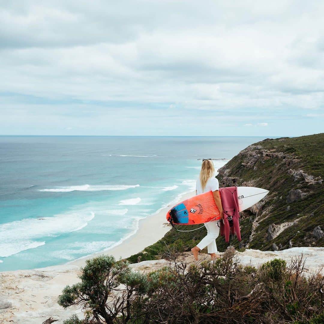 フェリシティー・パルマティアーのインスタグラム：「Now that I'm back in @WesternAustralia it feels like the perfect time to announce I will be exploring more of my home state this year. Anyone who knows me, knows I am the BIGGEST advocate for this incredible destination, it really is like nowhere else in the world. Our state is so diverse, wild and rugged and I'm looking forward to exploring more of it soon! These pics are from some of my favourite places, all which hold many special memories 🫶  1.📍Contos, Margaret River  2.📍Joffre Falls, Karijini National Park 3.📍Kilcarnup, Margaret River  4.📍Margaret River  5.📍Red Bluff  6.📍Gracetown  7.📍Boodjidup, Margaret River  8.📍Parakeet Bay, Rottnest Island  9.📍Mt Augustus, Mount Augustus National Park 10.📍North West   #WAtheDreamState #sponsored」