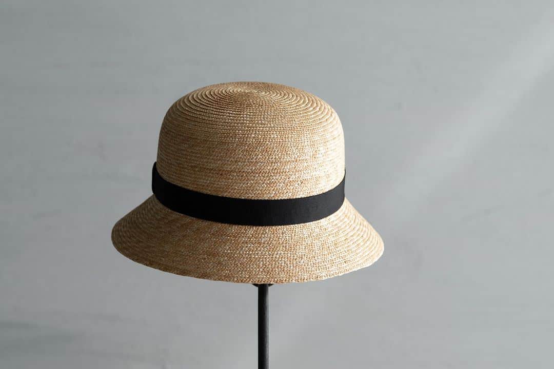 ヒラハルさんのインスタグラム写真 - (ヒラハルInstagram)「今では海外生産ものがほとんどとなった麦わら帽子ですが、国産かつ、手作りにこだわり続ける日本でも数少ない帽子メーカーがあります。  ・  岡山県笠岡市。瀬戸内海に面したこの温暖な土地で、明治30年に創業した『石田製帽』。長く農作業用麦わら帽子の製造に携わってきました。  その特徴は、被るとわかるソフトな仕上がり。 若干のストレッチ性もあり、 長時間被っていても疲れたり痛くなりづらいのです。  これは、環縫いミシンを使った国内トップクラスの縫製技術によるもの。 縫い目が頭に吸い付くように馴染んでいく心地良さは、 職人の技によって実現しています。  ・  昨年も多くのお客様からご好評をいただいた、 石田製帽 @ishidaseibou のPOP UPイベントが 4月29日(土)から問touで始まります。  これに先立って、オンラインストアでも 石田製帽の帽子 6種類が約1年ぶりに再入荷しています。  これからの季節に大活躍の帽子。 店頭でもオンラインでも、ぜひご覧いただけたら嬉しいです。  ・  また、4月29日(土)、4月30日(日)の2日間は、 石田製帽さんの移動販売車が問touにやって来ます！  元々は行商をしていた石田製帽。「待っているだけではなく会いに行き、深くお話をさせていただこう」という、原点回帰への想いがこの移動販売車に込められています。  ・・・  ＼ただいま【ポイント10倍】キャンペーン実施中／  本日4月21日（金）お昼12時までの期間限定 お買い物100円（税込）ごとに10ポイントが貯まります！  1000円のお買い物なら、100円分のポイント。 1万円のお買い物なら、1000円分のポイント！  貯まったお買い物ポイントは、オンラインストアで 1ポイント＝1円としてお使いいただけます。  10%ポイント還元といつもよりもお得なこの機会に、 オンラインストアでのお買い物をお楽しみくださいね。  ・  まだ会員登録をされていない方も、この機会にぜひご登録くださいね。初めて会員登録していただいた上で、オンラインストアでのお買い物をしていただいた場合、初回に限り100ポイントもプレゼントしています。  ▼キャンペーン概要 期間：4月20日（木）お昼12時～4月21日（金）お昼12時 ポイントアップ条件：オンラインストアの会員登録をされている方  ▼新規会員登録は オンラインストア画面右上「👤」をタップ！  ・・・・・・・・・・・・・・・  #パンと日用品の店わざわざ #わざわざ #wazawaza #石田製帽 #ストローハット #ブレードハット #麦わら帽子」4月21日 9時40分 - wazawazapan