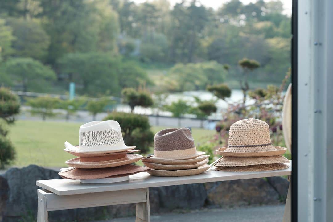 ヒラハルさんのインスタグラム写真 - (ヒラハルInstagram)「今では海外生産ものがほとんどとなった麦わら帽子ですが、国産かつ、手作りにこだわり続ける日本でも数少ない帽子メーカーがあります。  ・  岡山県笠岡市。瀬戸内海に面したこの温暖な土地で、明治30年に創業した『石田製帽』。長く農作業用麦わら帽子の製造に携わってきました。  その特徴は、被るとわかるソフトな仕上がり。 若干のストレッチ性もあり、 長時間被っていても疲れたり痛くなりづらいのです。  これは、環縫いミシンを使った国内トップクラスの縫製技術によるもの。 縫い目が頭に吸い付くように馴染んでいく心地良さは、 職人の技によって実現しています。  ・  昨年も多くのお客様からご好評をいただいた、 石田製帽 @ishidaseibou のPOP UPイベントが 4月29日(土)から問touで始まります。  これに先立って、オンラインストアでも 石田製帽の帽子 6種類が約1年ぶりに再入荷しています。  これからの季節に大活躍の帽子。 店頭でもオンラインでも、ぜひご覧いただけたら嬉しいです。  ・  また、4月29日(土)、4月30日(日)の2日間は、 石田製帽さんの移動販売車が問touにやって来ます！  元々は行商をしていた石田製帽。「待っているだけではなく会いに行き、深くお話をさせていただこう」という、原点回帰への想いがこの移動販売車に込められています。  ・・・  ＼ただいま【ポイント10倍】キャンペーン実施中／  本日4月21日（金）お昼12時までの期間限定 お買い物100円（税込）ごとに10ポイントが貯まります！  1000円のお買い物なら、100円分のポイント。 1万円のお買い物なら、1000円分のポイント！  貯まったお買い物ポイントは、オンラインストアで 1ポイント＝1円としてお使いいただけます。  10%ポイント還元といつもよりもお得なこの機会に、 オンラインストアでのお買い物をお楽しみくださいね。  ・  まだ会員登録をされていない方も、この機会にぜひご登録くださいね。初めて会員登録していただいた上で、オンラインストアでのお買い物をしていただいた場合、初回に限り100ポイントもプレゼントしています。  ▼キャンペーン概要 期間：4月20日（木）お昼12時～4月21日（金）お昼12時 ポイントアップ条件：オンラインストアの会員登録をされている方  ▼新規会員登録は オンラインストア画面右上「👤」をタップ！  ・・・・・・・・・・・・・・・  #パンと日用品の店わざわざ #わざわざ #wazawaza #石田製帽 #ストローハット #ブレードハット #麦わら帽子」4月21日 9時40分 - wazawazapan