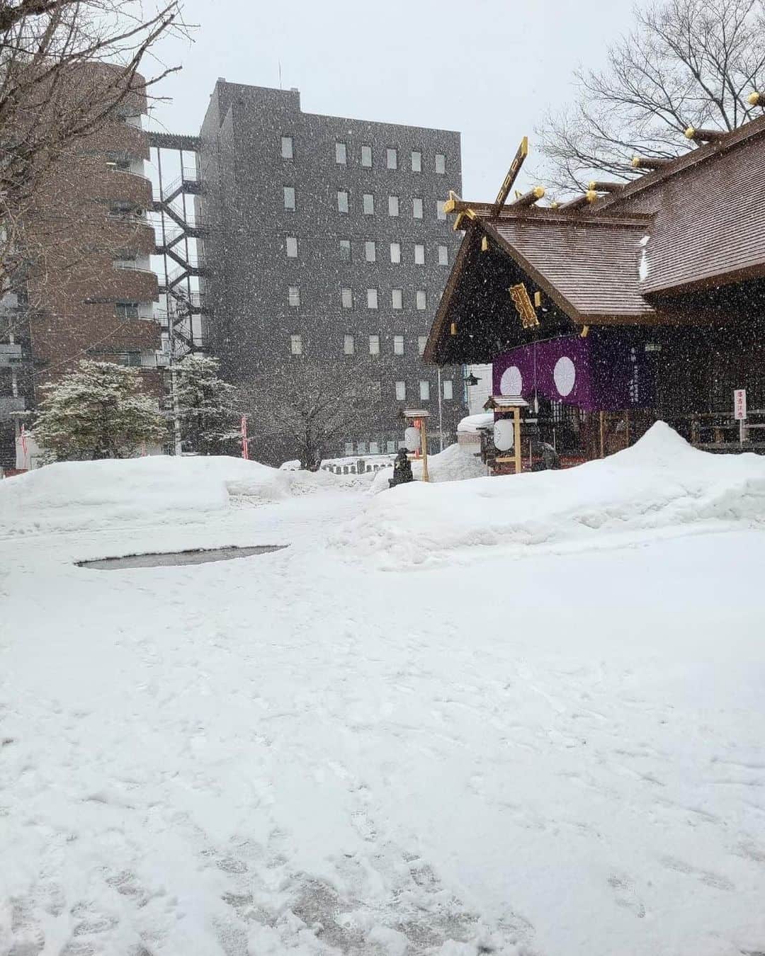 竹内由恵さんのインスタグラム写真 - (竹内由恵Instagram)「今日4月21日（金）北海道文化放送『発見!タカトシランド』に出演しています！！よる7:00〜！Tverでも配信されますよ✨  先月ロケに行ったのですが、北海道は雪でした☃️北海道に行くこと自体久しぶりだった私は仕事を忘れるくらいはしゃいでしまいました☺️あー、楽しかった。おしゃれなカフェでいただいたコーヒー、おいしかったなあ。また行きたいです。  衣装　 アウター　@pinue_official  ニット　@hdxuly  スカート　@lanse_official  ピアス　@grossejapan   #タカトシランド #タカアンドトシ#北海道ロケ #ヨシエのコクチ」4月21日 9時45分 - yoshie0takeuchi
