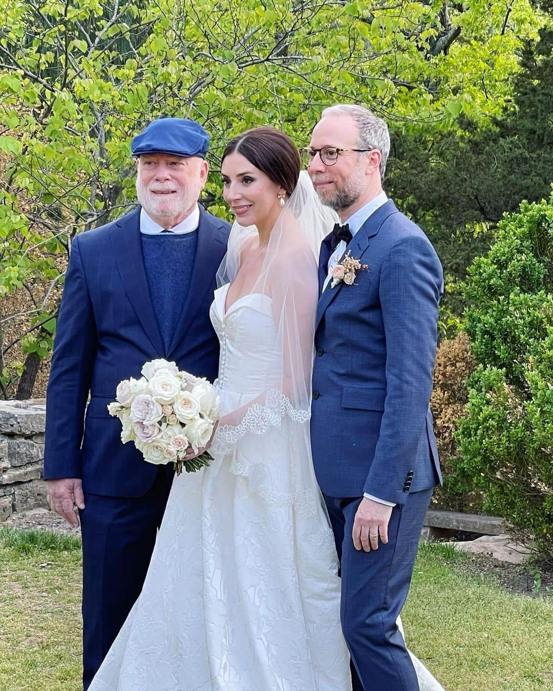 ケヴィン・サスマンのインスタグラム：「Did I mention I got married this weekend?」