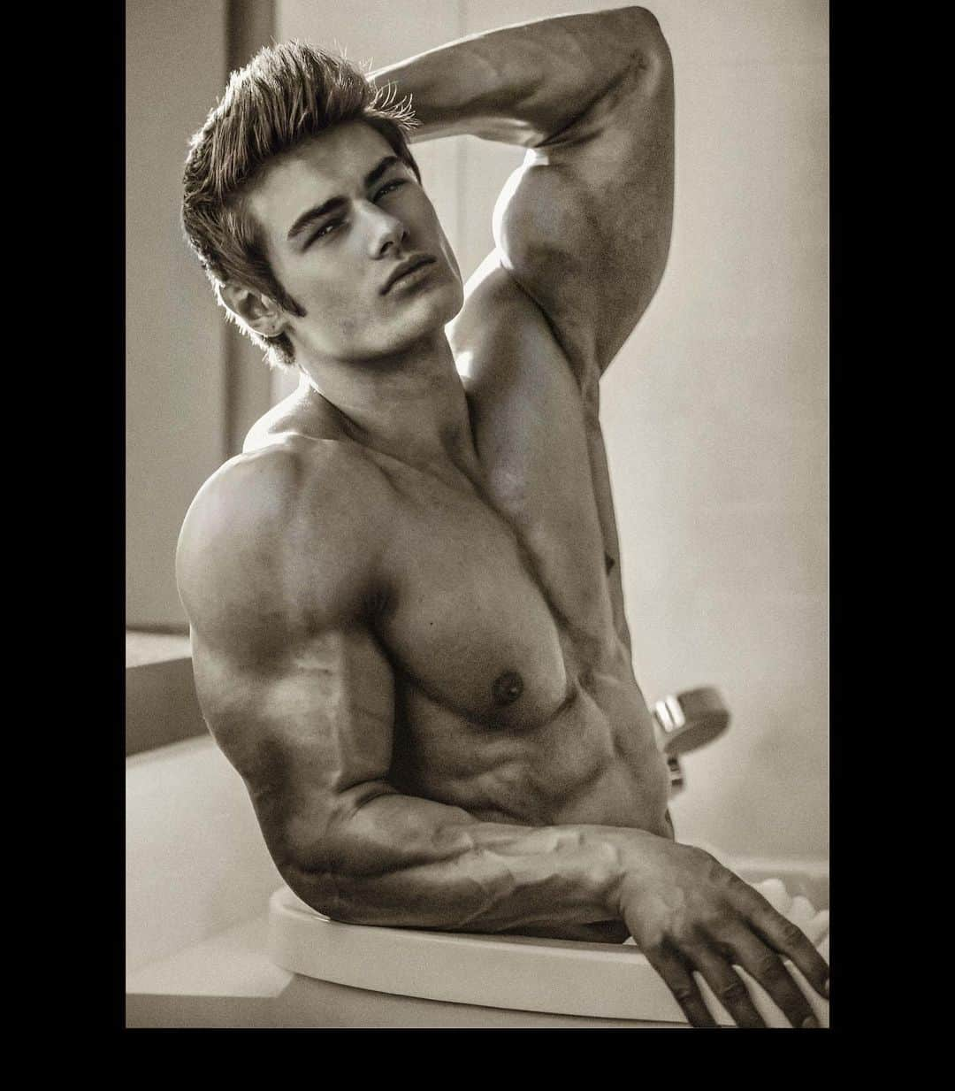 Jeff Seidのインスタグラム：「. 1,2 or3?  Throwback with the #aesthetics #legend #tbt #sickkunt  #zyzzlegacy  #jawline #demigod #fuark #chisel #fitness #miamiphotographer  . @jeff_seid 💪🏼💥👑 . @luisrafaelphotography 📸💥🌎」