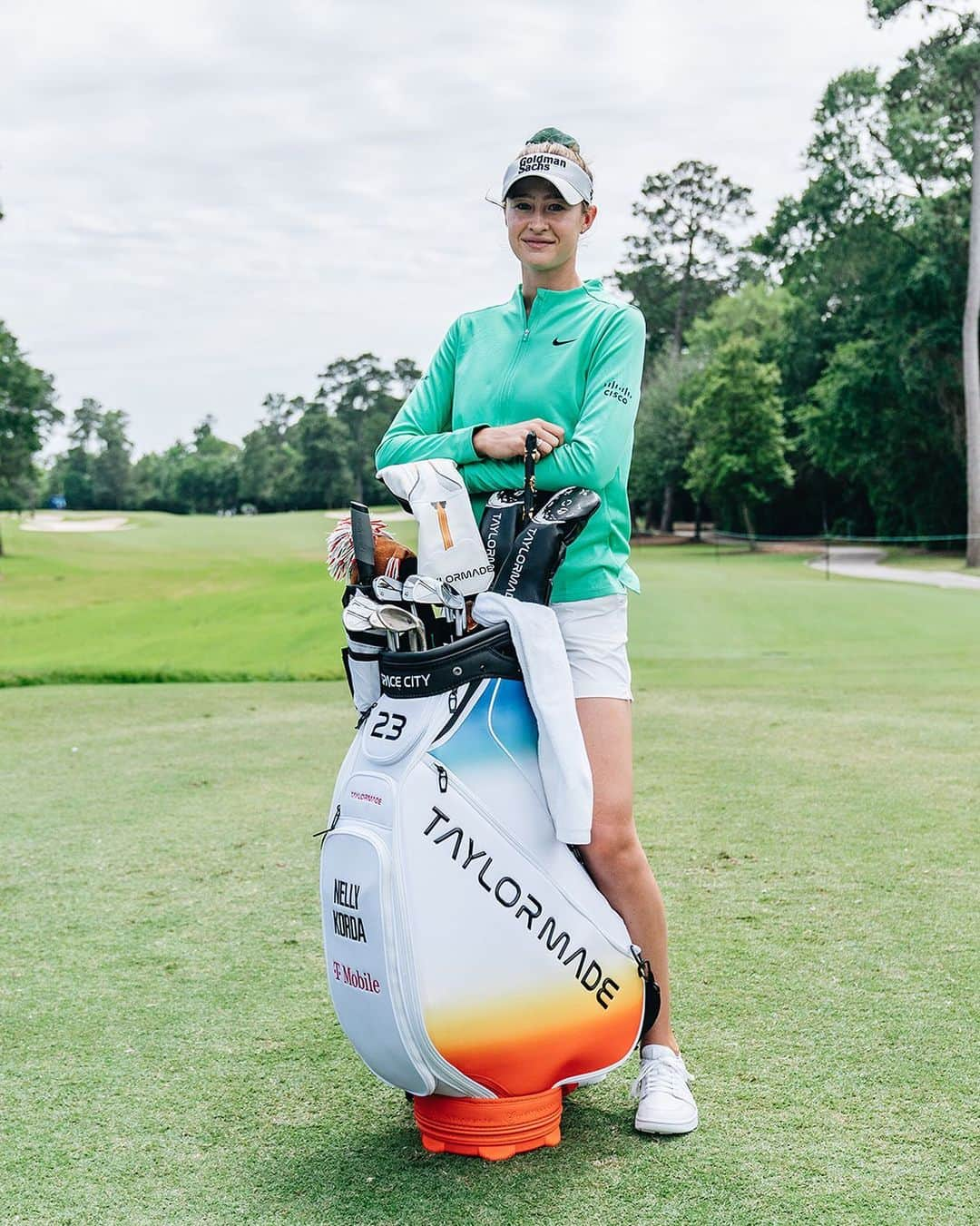 ネリー・コルダのインスタグラム：「We’re GIVING AWAY one of these exclusive major staff bags just like the one @nellykorda is rocking this week at The Chevron Championship.   To enter, you must:   -Follow both @taylormadegolf and @nellykorda   -Tag three of your golfing friends in the comments   All entries must be in by 4/23 at 11:59 PM. We will pick a winner then. Good luck! #TeamTaylorMade  —————————  NO PURCHASE NECESSARY. A PURCHASE WILL NOT INCREASE YOUR CHANCES OF WINNING. Void where prohibited. Enter between 5:00 p.m. PT on 4/20/23 and 11:59 p.m. PT on 4/23/23. Open only to legal US/DC residents, age 18+. Limit two entries per person. Odds of winning depend on the number of eligible entries received. See Official Rules at https://tmgolf.co/IGChevronBagGiveaway for additional eligibility restrictions, prize descriptions/restrictions/values, and complete terms and conditions. Sponsor: Taylor Made Golf Company, Inc., 5545 Fermi Court, Carlsbad, CA 92008.」