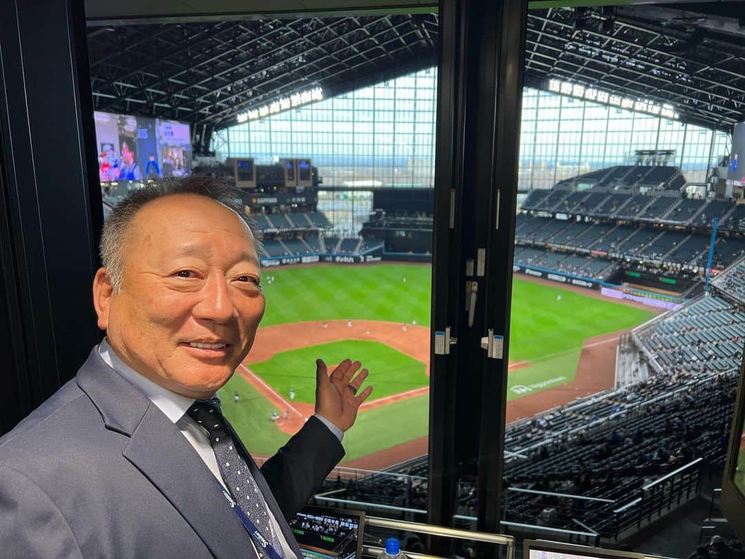 高木豊のインスタグラム：「エスコンでの仕事が終わったー！ 連敗中の日ハムが一つ勝ってくれてホッとした！  昼ご飯に穂高と言うラーメン屋さんに行ったけどめちゃくちゃ美味しかった^_^  #いんすたばえ #寒い #北海道 #ラーメン #エンコンフィールド #解説 #日本ハムファイターズ  #高木豊 #YouTube」
