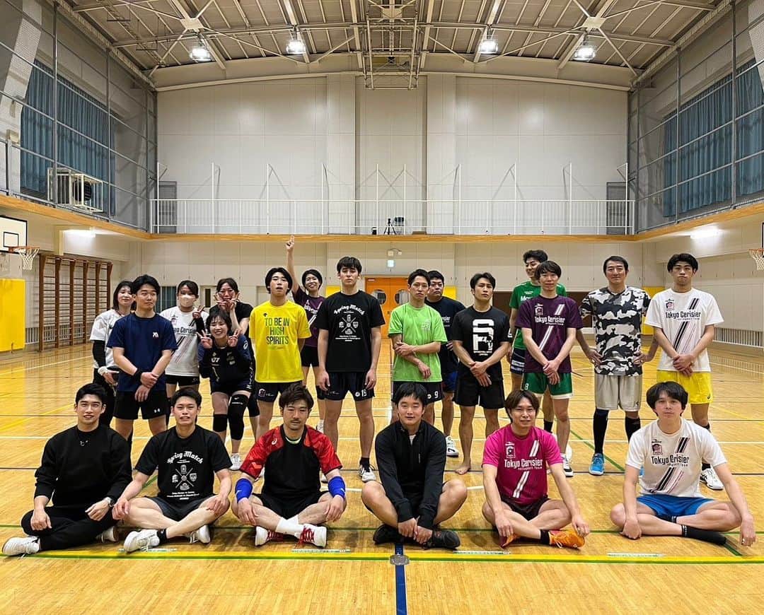 浅岡遥太のインスタグラム：「これは石井が来てくれた日🍁  #東京スリジエ  #千代田区地域密着型バレーボールチーム  パートナー様 ジブラルタ生命東京第5支社 日本ルクソールシステム株式会社　 株式会社BMG 鹿児島堀口製茶有限会社 株式会社学校写真 一般社団法人未来とコラボ  そらみち合同会社 神田丸屋  神田福はら 株式会社シンク 株式会社PINZORO  株式会社Teals 有限会社ゴセキスポーツ 株式会社QRfoodJAPAN 有限会社竹内釣船店 Hawaii &American Beer Bar wailele 門前仲町LAPAN 特定非営利法人日本プロ農業総合支援機構   ユニフォームサプライヤー様 squadra  サプライヤー様 colancolan 大塚製薬 リードスポーツ bottledjoy slackrail  関連団体 長崎JPIC ママネーナの学校  #千代田区 #地域密着  #バレーボール #volleyball  #voleibol  #tokyocerisier  #training  #fitness  #workout  #japan  #tokyo  #chiyoda  #スポンサー募集  #地域活性化  #スポーツ  #神田  #秋葉原  #日本  #ハイキュー #haikyuu  #japanese #athlete #sports #video」