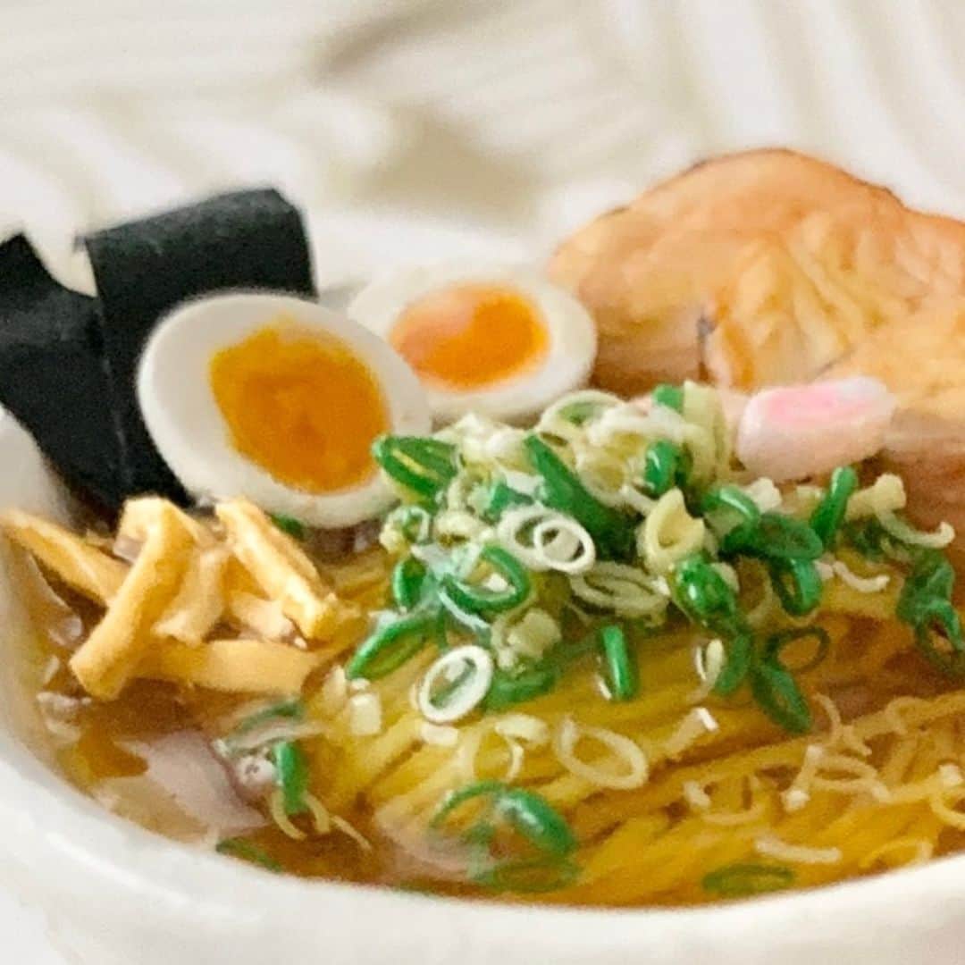 仙名彩世さんのインスタグラム写真 - (仙名彩世Instagram)「ミニチュア醤油ラーメン。  澄み渡る。 スープ。  Miniature soy sauce ramen. Clear. Soup.  #仙名彩世#ハンドメイド#ミニチュア#ミニチュアフード#ラーメン#醤油ラーメン#sennaayase#handmade#miniaturefood#miniature#手工制作#微型#微型食品#센나아야세#핸드메이드#미니어처#미니어처푸드」4月21日 9時51分 - miniaturefood_art_sennaayase