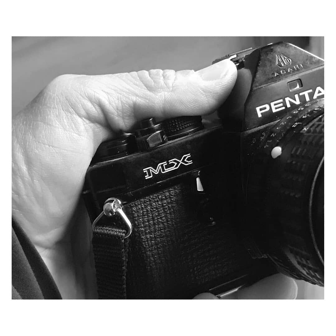 藤代冥砂さんのインスタグラム写真 - (藤代冥砂Instagram)「PENTAX MX 国産一眼フィルムカメラで唯一保持してるのがこれ。 コンパクト！に尽きる。 造り込みもあの時代の豊かさを映してるし、シャッター音もいいんだよね。 舶来のL,R,Hとは別のジャンルで高評価っす。程度のいいものがまだ残ってるので、おすすめ。高くない。  #pentaxmx  #pentax」4月21日 9時52分 - meisafujishiro