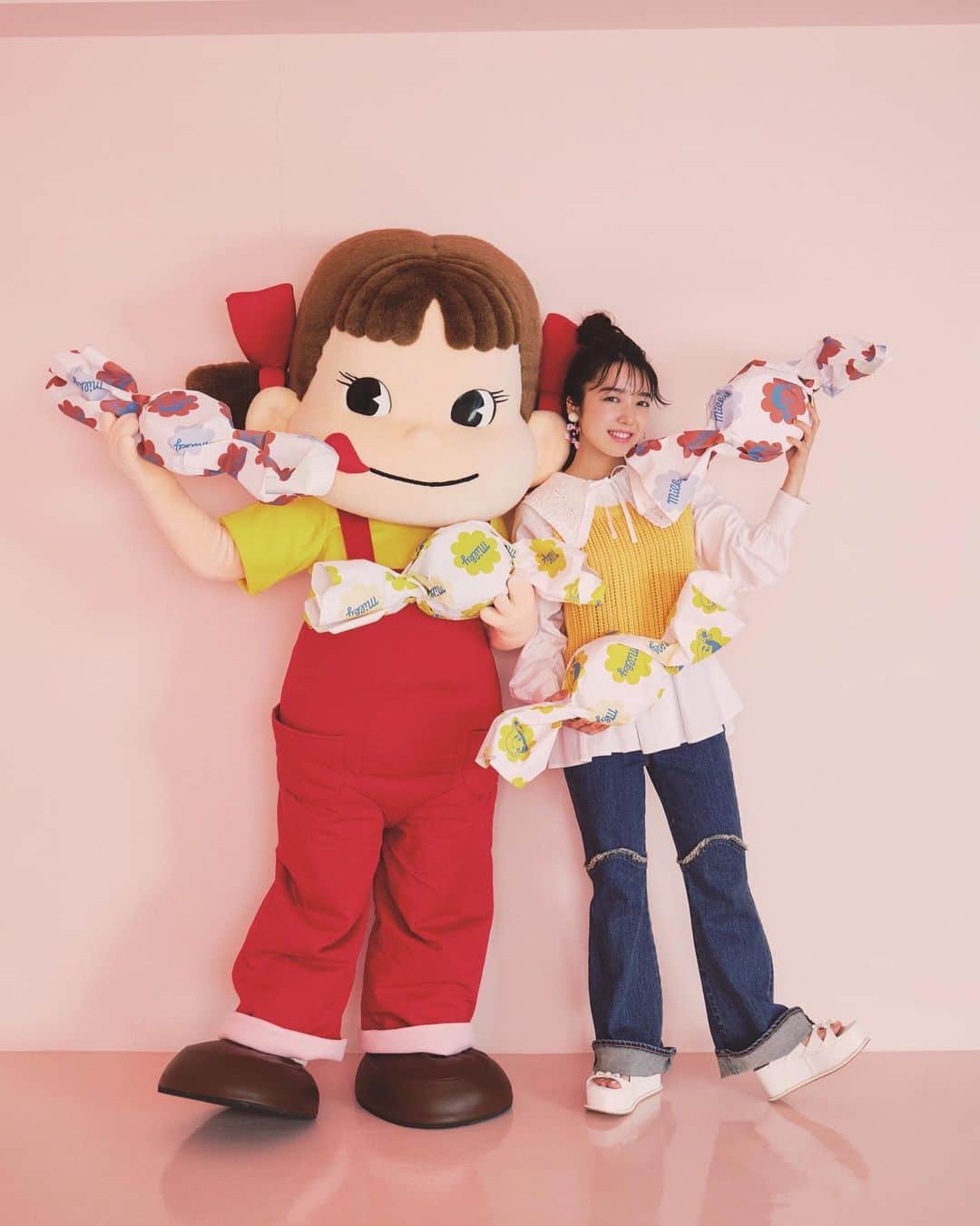 のインスタグラム：「ここには幸しかない！ ついに叶ったもねちゃん×ペコちゃんの２ショット♡ 初対面のおふたり、にこにこご挨拶する姿も可愛かったんです！  ミルキーを一粒食べることでもっと前向きに、元気になれる。 その切り替えを「Milky Time」と呼んじゃいます🥰🍬🍬 誌面ではふたりのMilky Timeをのぞき見していますのでぜひに♡  #上白石萌音 #もねねん #もねっこ #不二家 #ペコちゃん #ペコもね」