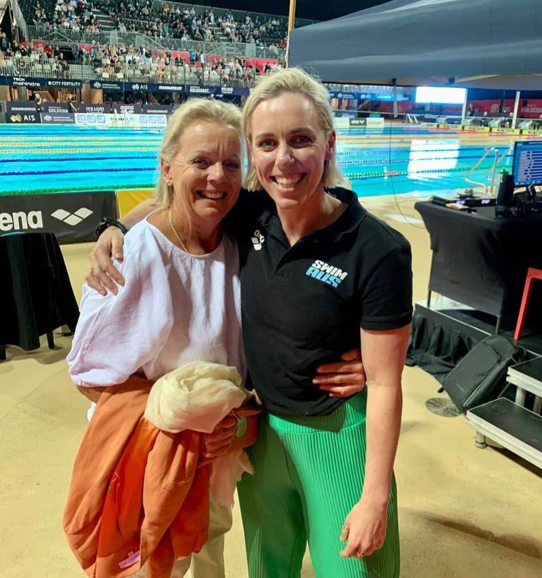 メーガン・ネイさんのインスタグラム写真 - (メーガン・ネイInstagram)「HOW GOOD  2023 Age nationals + 2023 Open Swimming Championships. Done. 🎤   I love this sport, and what an absolute honour to commentate the swimmers for 13 days of racing.   Huge thank you to @swimmingaustralia and @9now for show casing these amazing athletes.   Also got to sit along side some legends and talk swimming, tactics and technique! Was very spicy 🌶️🎤🙌🏼   THANK YOU SWIMMING (let’s do it again very soon) 🤘🏼🎤   #ausagechamps2023 #ausswimchamps2023 #9now #swimming #commentating #spicy #weloveit #greenpants」4月21日 9時56分 - iammeagennay