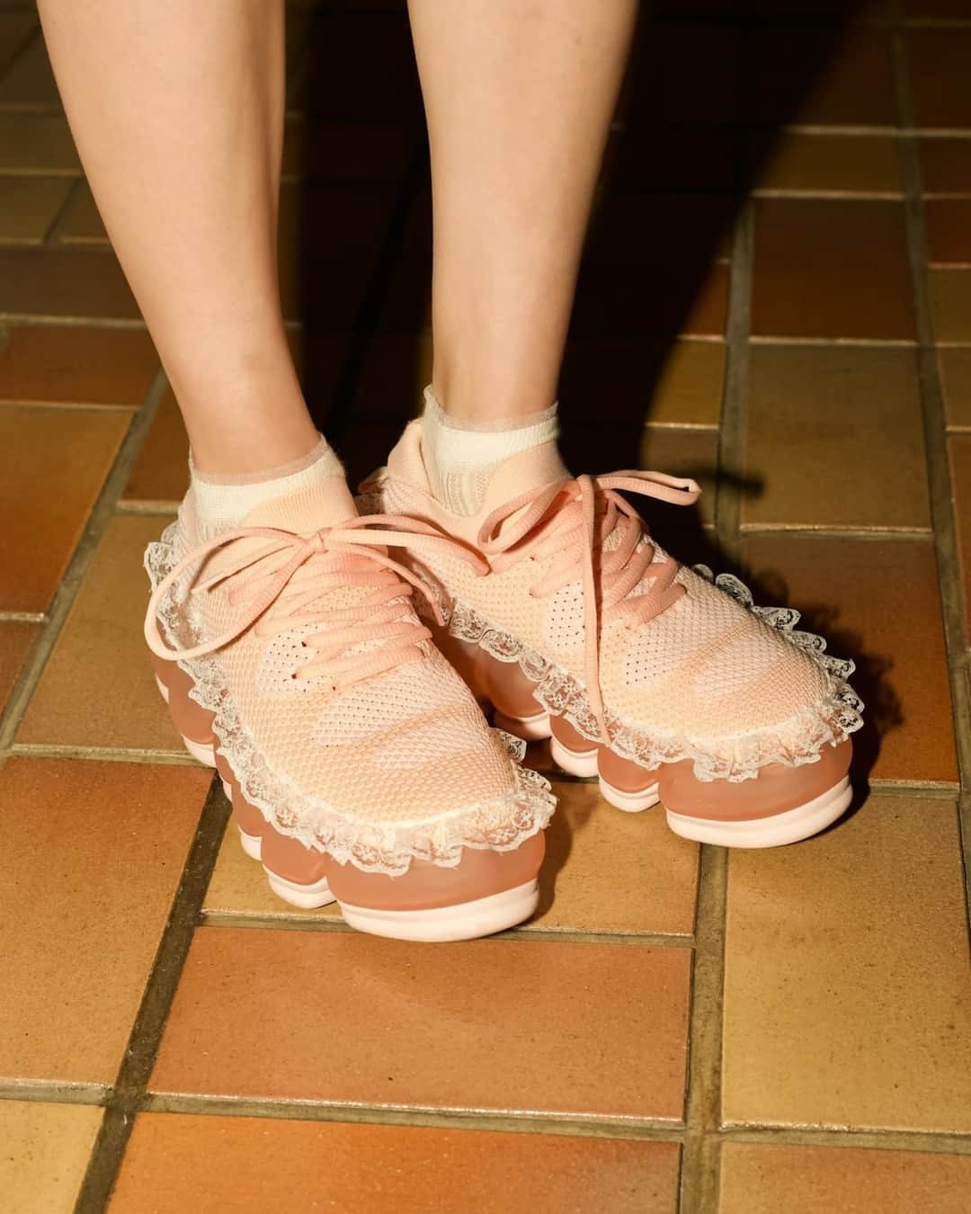Fashionsnap.comさんのインスタグラム写真 - (Fashionsnap.comInstagram)「Name: あの⁠ ⁠ Onepiece #MIKIOSAKABE⁠ Shoes #grounds⁠ ⁠ Photo by @kaho_kikuchi⁠ ⁠ #スナップ_fs #fashionsnap #fashionsnap_women⁠」4月21日 10時00分 - fashionsnapcom