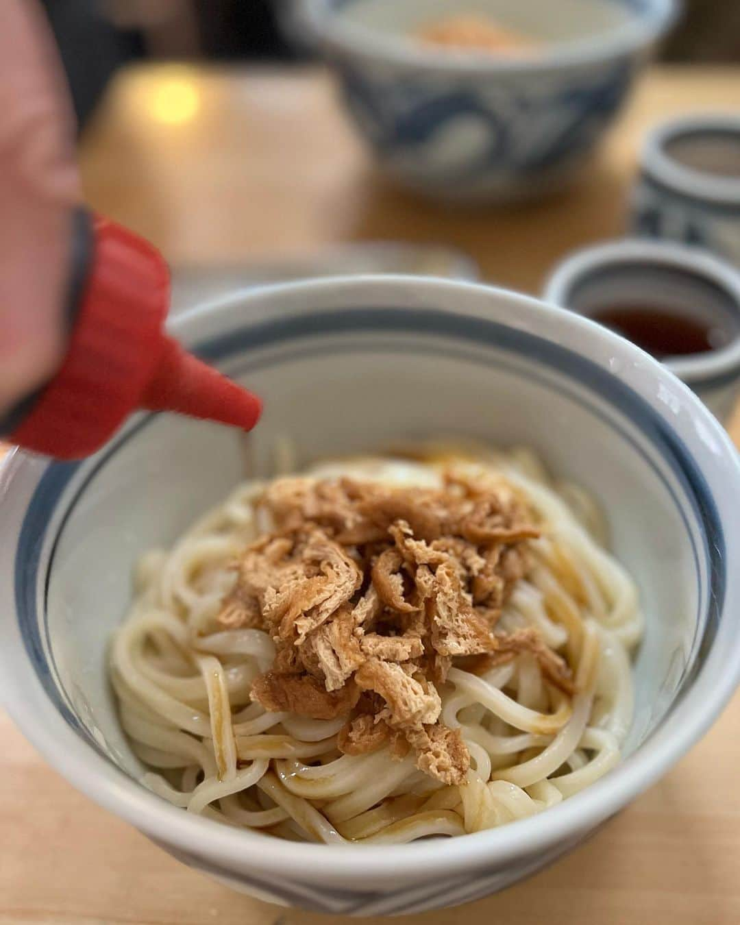 宇野薫さんのインスタグラム写真 - (宇野薫Instagram)「大阪の思い出①  ふぅふー亭 島添さん(64さん)の 手打ち釜揚げうどんのお店  メニューはうどんのみで釜揚げもぶっかけもコシと粘りがあってどちらも美味しかったでした‼️  64さん 久しぶりにお会いできて嬉しかったです！ ごちそうさまでした🙏🏻  #ふぅふー亭  #うどん #うどん屋  #大阪グルメ」4月21日 10時10分 - caoluno