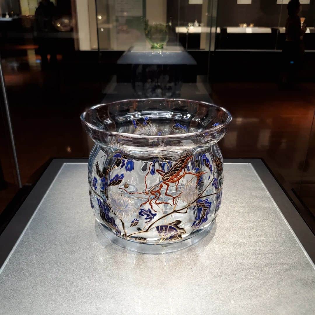 田畑竜介のインスタグラム：「美しいガラスの世界✨  芸術には疎い私ですが、 うっとりと見入ってしまう作品ばかり🎶  紀元前からこんな技術があったのかと 古代文明が育んだガラスに驚かされ、 植物や昆虫など自然をモチーフにして 当時の最先端の技術で表現した ガレやドーム兄弟の革新的な芸術には すっかり魅了されました😆  日本美術に魅了され その影響から自然に目を向け 美を見出だしたガレ その後、世界的な評価を受け、 数々の名誉ある賞を手にしたガレと 日本美術が繋がっていたことを知ると 日本人として誇らしい気持ちに😌  古代から続くガラス技術の変遷と 黄金期のアール・ヌーヴォーのガラス芸術を是非ご覧下さい‼️  『アール・ヌーヴォーのガラス 　　　　　ガレとドームの自然賛歌』  6月11日まで九州国立博物館で開催中✨  #アールヌーヴォー #ガレ #ドーム兄弟  #太宰府市 #九州国立博物館  #特別展 #ガラス #ガラス芸術」