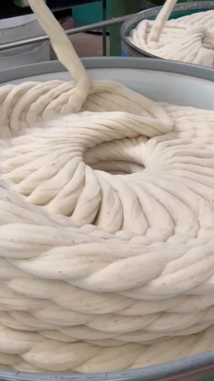 The Woolmark Company Japanのインスタグラム：「刈り取られたばかりの羊毛が糸に紡がれているところです🧶 この動画が気に入った人は「🐑」の絵文字をコメントへ #woolmark  #wool #ウールマーク#ウール #メリノウール #asmr -------------------------------------------- ザ・ウールマーク・カンパニーは環境と生命に配慮して作られた高品質なウールを認証するオーストラリアの非営利団体です🐏  私たちの活動についてもっと知りたい方はプロフィールのURLからご覧ください🧵 ▶︎ @thewoolmarkcompanyjp」