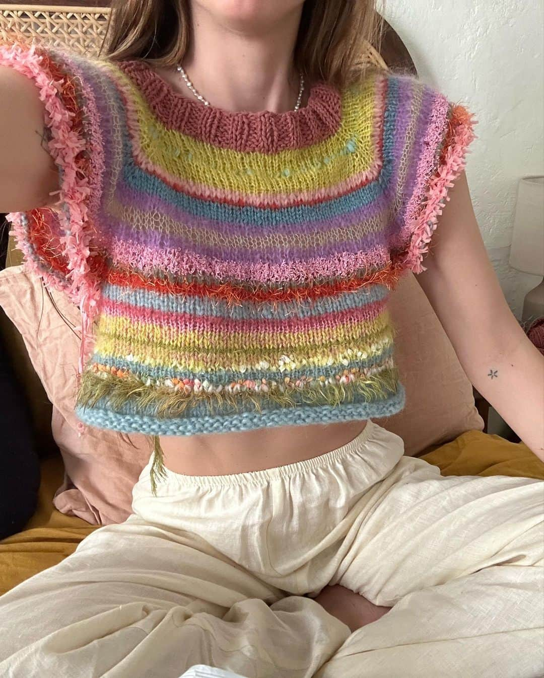 スカウト・ラルー・ウィリスさんのインスタグラム写真 - (スカウト・ラルー・ウィリスInstagram)「Addendum sweater progress information  Created using the most amazing tutorial by @made.in.the.moment and an assemblage yarn from @thelittleknittery and @remainderspas」4月21日 10時08分 - scoutlaruewillis