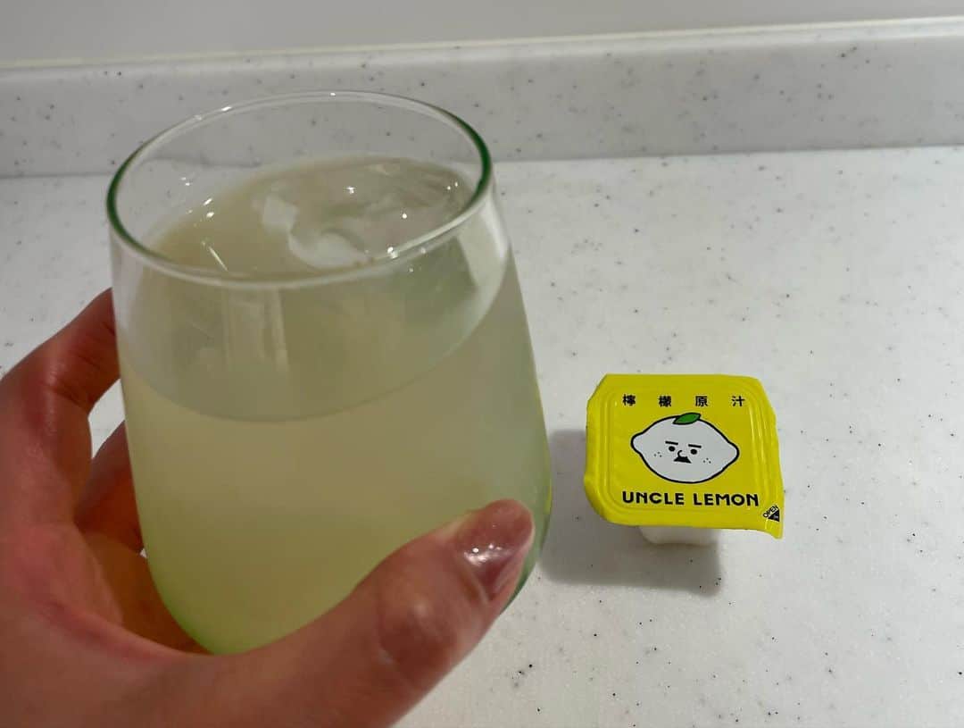 小林未来さんのインスタグラム写真 - (小林未来Instagram)「絞らなくても気軽に使えるレモン果汁を常備しています🍋  楽天市場で買える台湾ブランド「UNCLE LEMON」は、無添加、台湾産のユーレカレモンを丸ごと絞った天然果汁の酸味がたっぷり。一日1～2個で体に必要なビタミンCをしっかり補給できます！ レモン果汁ストレート100％の他にも、蜂蜜レモン、きんかんレモンも選べます。  レモン果汁1個と600～1000mlの水や炭酸水で割るのがおすすめ！ お湯割りや、紅茶、緑茶、愛玉ゼリーに入れるのも◎ もちろん、お料理にも使えます。  ぜひ新鮮レモンで疲れた身体をリフレッシュしてみてください。  PR @giftoftw_rakuten #unclelemon #レモン果汁 #レモンドリンク #ストレート果汁 #レモンたっぷり #無添加ジュース」4月21日 10時09分 - mirai.kobayashi