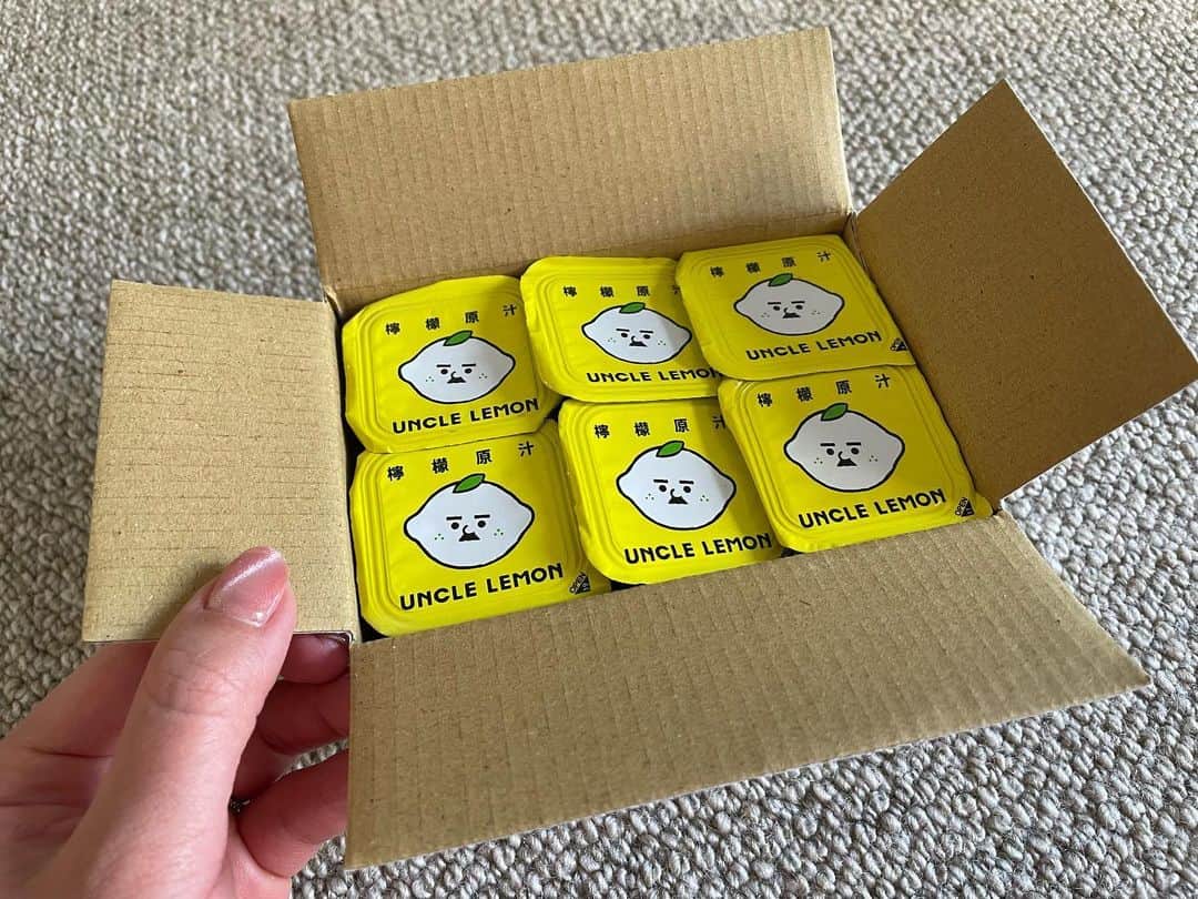 小林未来のインスタグラム：「絞らなくても気軽に使えるレモン果汁を常備しています🍋  楽天市場で買える台湾ブランド「UNCLE LEMON」は、無添加、台湾産のユーレカレモンを丸ごと絞った天然果汁の酸味がたっぷり。一日1～2個で体に必要なビタミンCをしっかり補給できます！ レモン果汁ストレート100％の他にも、蜂蜜レモン、きんかんレモンも選べます。  レモン果汁1個と600～1000mlの水や炭酸水で割るのがおすすめ！ お湯割りや、紅茶、緑茶、愛玉ゼリーに入れるのも◎ もちろん、お料理にも使えます。  ぜひ新鮮レモンで疲れた身体をリフレッシュしてみてください。  PR @giftoftw_rakuten #unclelemon #レモン果汁 #レモンドリンク #ストレート果汁 #レモンたっぷり #無添加ジュース」