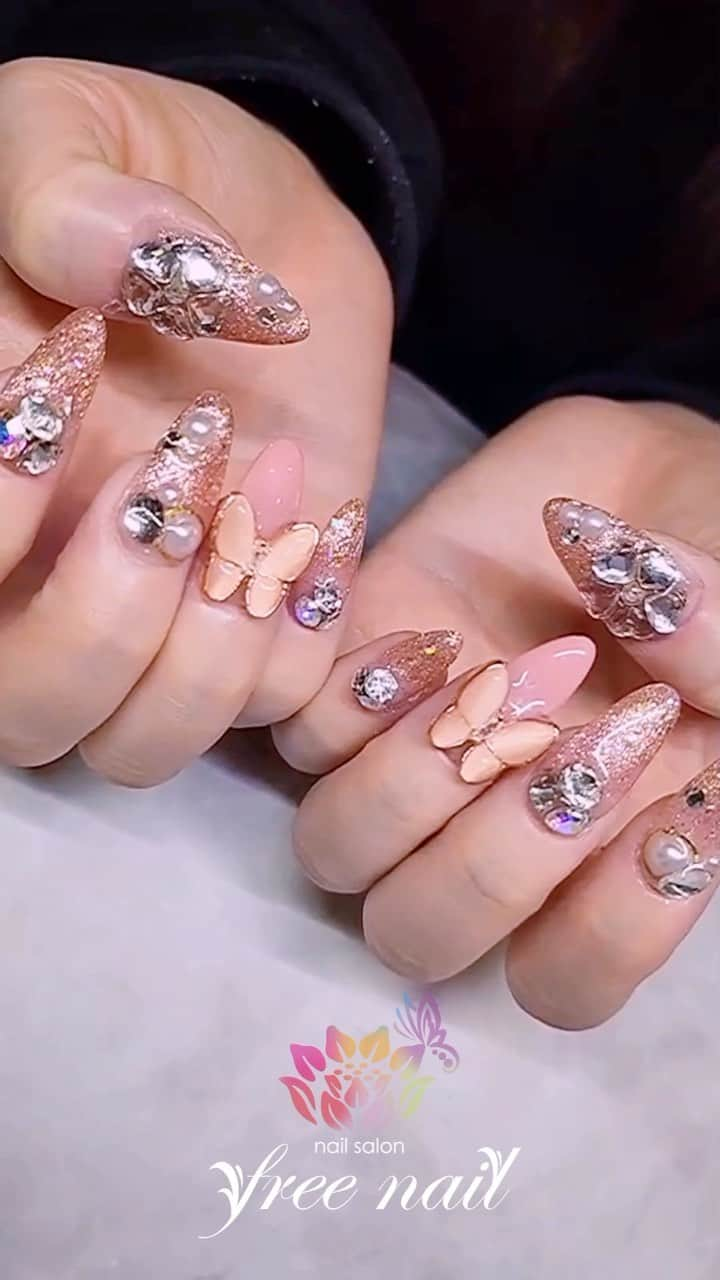 free nail フリーネイルのインスタグラム：「. お客様ネイル💅🏻🪷 . 春色ピンクネイル🌸🌷🌸🌷 . 大人気パーツで華やか🦋💎🌸🌷 . ご来店ありがとうございました🙇🏻‍♀️🙇🏻‍♀️🙇🏻‍♀️💗 . #ネイルアート #ジェルネイル #ネイルサロン #大阪ネイルサロン #ネイルデザイン #ネイルチェンジ #グリッターネイル #ビジューネイル #バタフライネイル #ちょうちょネイル #ピンクネイル #キラキラネイル #デザインネイル #トレンドネイル #おしゃれネイル #ネイルパーツ #春ネイル #springnails #nailsart #nailsdid #美甲 #日式美甲 #日式美甲胶 #日本美甲师 #日本美甲老师 #美甲上课 #日本胶 #フリーネイル #freenail」