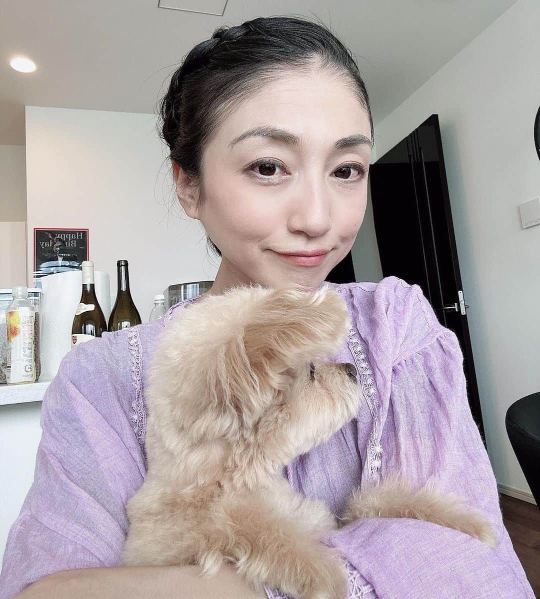 のインスタグラム：「みんなに愛されるナル&エデンちゃん💕可愛い❤️エデンちゃんは人前には中々出てこないけどこの日は特別！すぐ部屋に帰っちゃいました😊ナルと写真😊次は正面向いてー撮りたい💕可愛い😍 @ami_nakagawa_  #中川愛海 #一日一回カンパイ #可愛いナル #可愛いエデンちゃん❤️ #エデンは人見知り　#自分持ってる感 #ナルも若い女の子が好きだった　#飼い主に似るのか」