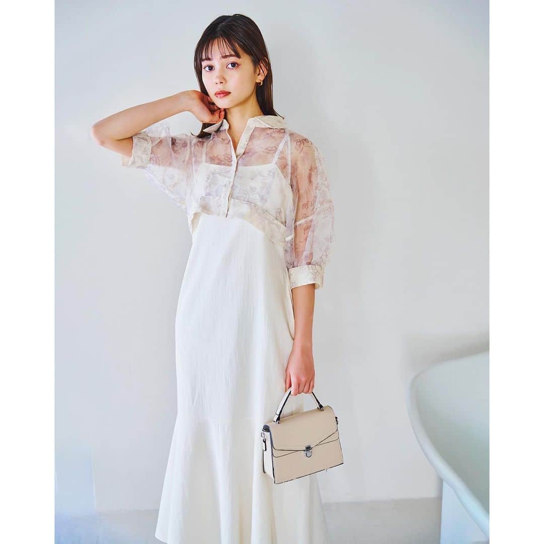 dazzlinさんのインスタグラム写真 - (dazzlinInstagram)「_____ #MURUA × #dazzlin  本日4.21 fri より 全国のdazzlin店舗 & MURUAの一部店舗にて発売開始！  WEBで完売しているカラーや、アイテムも 店舗には新入荷予定になりますので、ぜひチェックしてみてください。  . 【 Collaboration items 】 #ショートコンビタイトワンピース ¥13,200 (tax in) dazzlin限定カラー ：o.white / blue 共通カラー：balck  . #シアージャケット ¥ 9,900 (tax in) dazzlin限定カラー：ivory 共通カラー：gray  . #フリルフレアスカート ¥ 9,900 (tax in) dazzlin限定カラー：ivory 共通カラー：gray size : S / M  . #ハーフスリーブブラウス ¥ 7,150 (tax in) dazzlin限定カラー：blue 共通カラー：o.white  . #アシメプリーツラップスカート ¥ 9,900 (tax in) dazzlin限定カラー：khaki 共通カラー：ivory / black  . ______________________________  . #MURUA #ムルーア #dazzlin #ダズリン #2023ss #夏服 #夏服コーデ #夏コーデ #ワンピース #ワンピースコーデ #セットアップ #ブラウス #ブラウスコーデ #女子会 #カフェ活 #ランチコーデ #デートコーデ #大人カジュアル #淡色女子 #淡色女子コーデ」4月21日 10時13分 - dazzlin_official