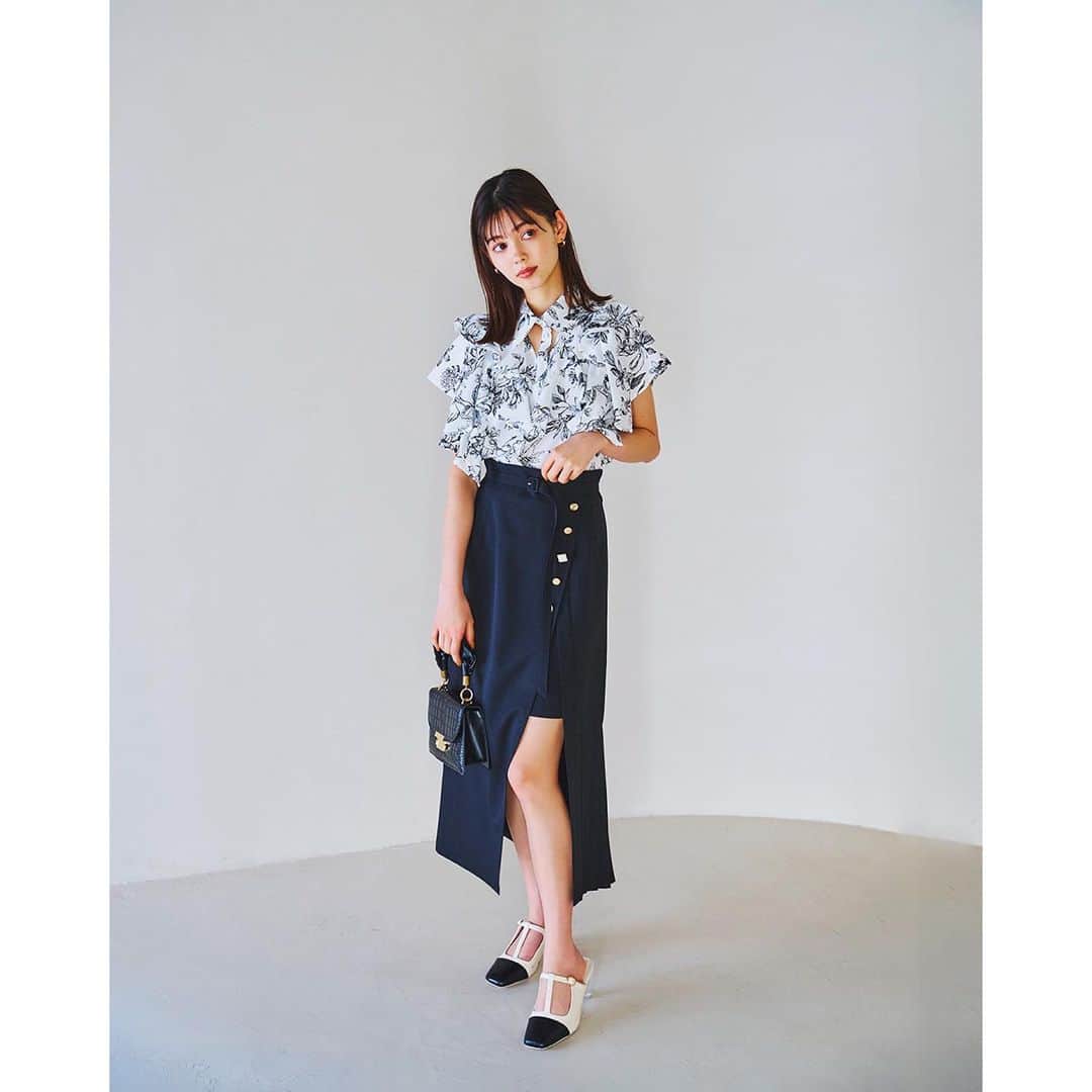 dazzlinさんのインスタグラム写真 - (dazzlinInstagram)「_____ #MURUA × #dazzlin  本日4.21 fri より 全国のdazzlin店舗 & MURUAの一部店舗にて発売開始！  WEBで完売しているカラーや、アイテムも 店舗には新入荷予定になりますので、ぜひチェックしてみてください。  . 【 Collaboration items 】 #ショートコンビタイトワンピース ¥13,200 (tax in) dazzlin限定カラー ：o.white / blue 共通カラー：balck  . #シアージャケット ¥ 9,900 (tax in) dazzlin限定カラー：ivory 共通カラー：gray  . #フリルフレアスカート ¥ 9,900 (tax in) dazzlin限定カラー：ivory 共通カラー：gray size : S / M  . #ハーフスリーブブラウス ¥ 7,150 (tax in) dazzlin限定カラー：blue 共通カラー：o.white  . #アシメプリーツラップスカート ¥ 9,900 (tax in) dazzlin限定カラー：khaki 共通カラー：ivory / black  . ______________________________  . #MURUA #ムルーア #dazzlin #ダズリン #2023ss #夏服 #夏服コーデ #夏コーデ #ワンピース #ワンピースコーデ #セットアップ #ブラウス #ブラウスコーデ #女子会 #カフェ活 #ランチコーデ #デートコーデ #大人カジュアル #淡色女子 #淡色女子コーデ」4月21日 10時13分 - dazzlin_official