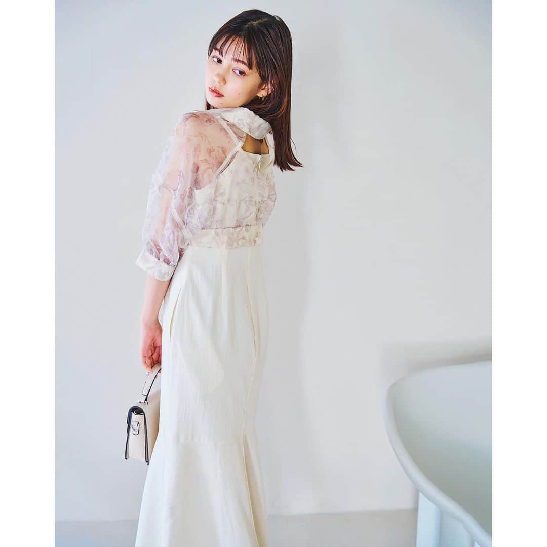 dazzlinさんのインスタグラム写真 - (dazzlinInstagram)「_____ #MURUA × #dazzlin  本日4.21 fri より 全国のdazzlin店舗 & MURUAの一部店舗にて発売開始！  WEBで完売しているカラーや、アイテムも 店舗には新入荷予定になりますので、ぜひチェックしてみてください。  . 【 Collaboration items 】 #ショートコンビタイトワンピース ¥13,200 (tax in) dazzlin限定カラー ：o.white / blue 共通カラー：balck  . #シアージャケット ¥ 9,900 (tax in) dazzlin限定カラー：ivory 共通カラー：gray  . #フリルフレアスカート ¥ 9,900 (tax in) dazzlin限定カラー：ivory 共通カラー：gray size : S / M  . #ハーフスリーブブラウス ¥ 7,150 (tax in) dazzlin限定カラー：blue 共通カラー：o.white  . #アシメプリーツラップスカート ¥ 9,900 (tax in) dazzlin限定カラー：khaki 共通カラー：ivory / black  . ______________________________  . #MURUA #ムルーア #dazzlin #ダズリン #2023ss #夏服 #夏服コーデ #夏コーデ #ワンピース #ワンピースコーデ #セットアップ #ブラウス #ブラウスコーデ #女子会 #カフェ活 #ランチコーデ #デートコーデ #大人カジュアル #淡色女子 #淡色女子コーデ」4月21日 10時13分 - dazzlin_official