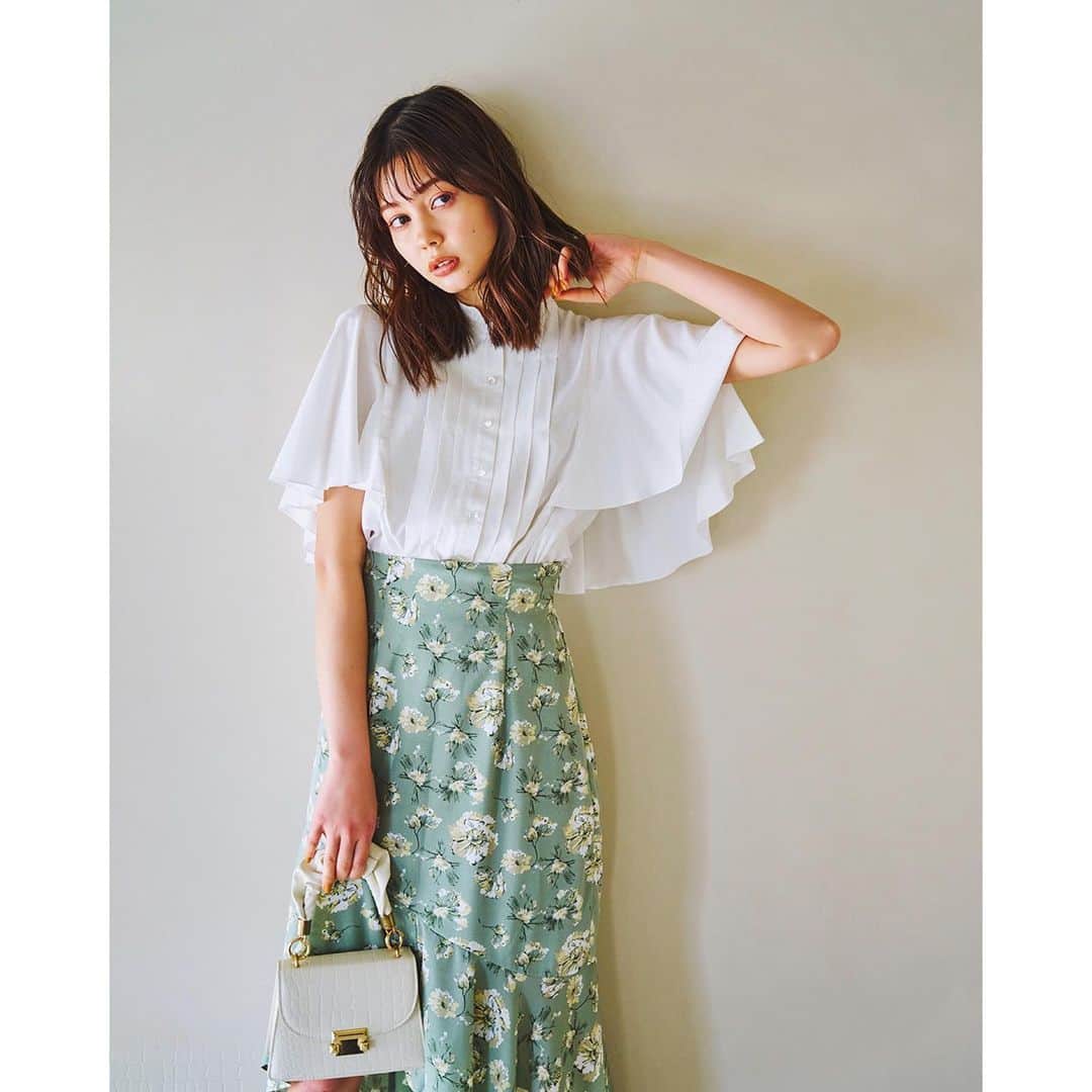 dazzlinさんのインスタグラム写真 - (dazzlinInstagram)「_____ #MURUA × #dazzlin  本日4.21 fri より 全国のdazzlin店舗 & MURUAの一部店舗にて発売開始！  WEBで完売しているカラーや、アイテムも 店舗には新入荷予定になりますので、ぜひチェックしてみてください。  . 【 Collaboration items 】 #ショートコンビタイトワンピース ¥13,200 (tax in) dazzlin限定カラー ：o.white / blue 共通カラー：balck  . #シアージャケット ¥ 9,900 (tax in) dazzlin限定カラー：ivory 共通カラー：gray  . #フリルフレアスカート ¥ 9,900 (tax in) dazzlin限定カラー：ivory 共通カラー：gray size : S / M  . #ハーフスリーブブラウス ¥ 7,150 (tax in) dazzlin限定カラー：blue 共通カラー：o.white  . #アシメプリーツラップスカート ¥ 9,900 (tax in) dazzlin限定カラー：khaki 共通カラー：ivory / black  . ______________________________  . #MURUA #ムルーア #dazzlin #ダズリン #2023ss #夏服 #夏服コーデ #夏コーデ #ワンピース #ワンピースコーデ #セットアップ #ブラウス #ブラウスコーデ #女子会 #カフェ活 #ランチコーデ #デートコーデ #大人カジュアル #淡色女子 #淡色女子コーデ」4月21日 10時13分 - dazzlin_official