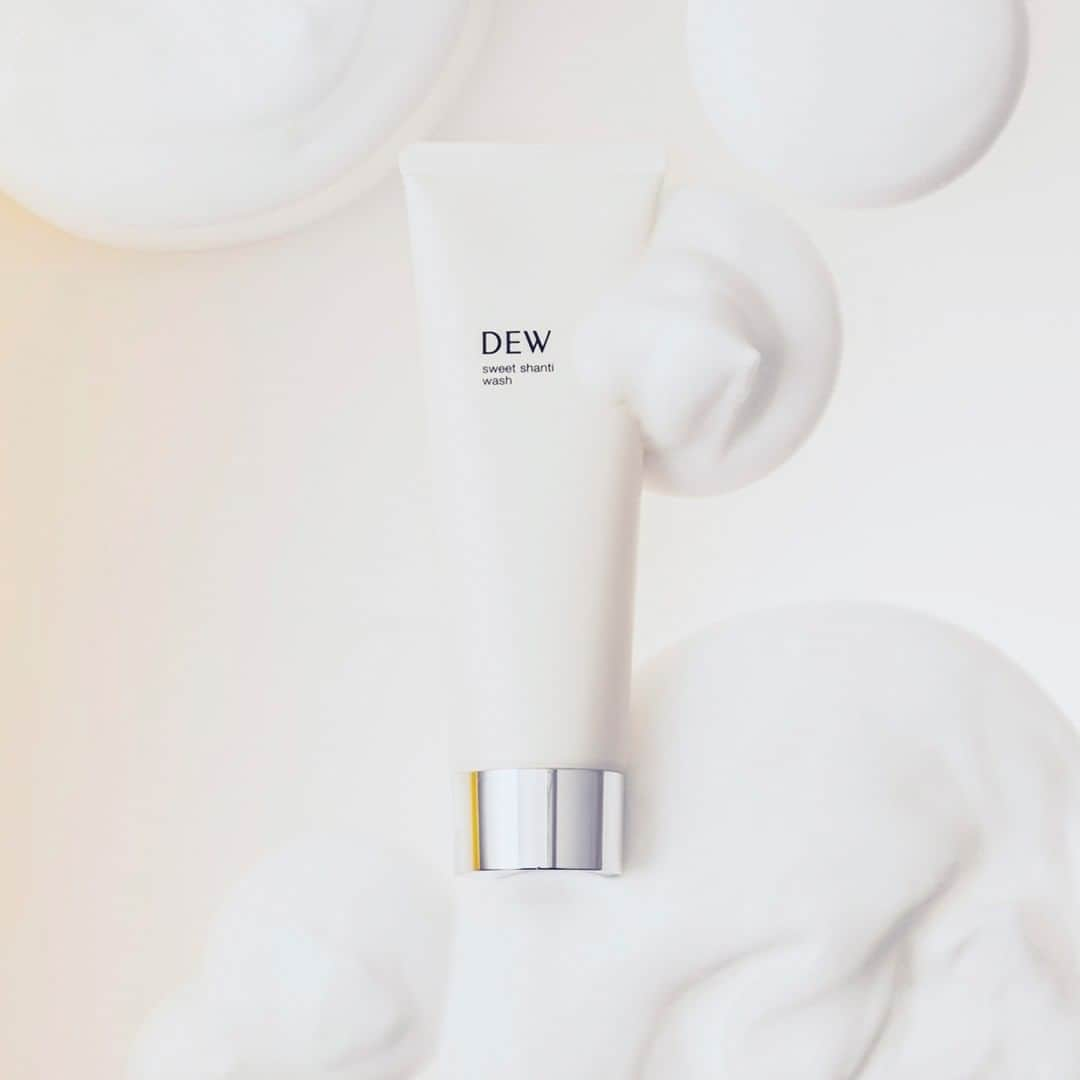 デュウ／DEW officialさんのインスタグラム写真 - (デュウ／DEW officialInstagram)「◤NEW SKINCARE ITEM◢  ／ 使ってみたい!という方は 『🤍』の絵文字で コメントしてください✍️♪  ＼  ──────────────────────── 自分を甘やかす ご褒美洗顔タイム ──────────────────────── . まるで生クリームのような 濃密なふわとろ泡で幸せに包まれるスイートシャンティウォッシュ きめ細かく弾力のある泡なので、泡パックとしてもおすすめ◎  白いマットなチューブに シルバーのキャップの組み合わせの容器は、 パティシエが使う生クリームの絞り袋をイメージしてつくられました👩‍🍳  スイートな香りと感触で、 洗顔をご褒美タイムに . . あなたを「虜」にするスキンケア DEW Skincare holic* *感触や香り等を楽しみ、スキンケアに夢中になること . … … … … … … … … … … … … … … . 4月29日発売 スイートシャンティウォッシュ 125g . 詳しくは公式HPへ . . #スイートシャンティウォッシュ #dew_skincareholic  #スキンケア #美肌ケア #美肌 #洗顔  #美容ケア #カネボウdew #スキンケアマニア #美容好きな人と繋がりたい #スキンケア好きさんと繋がりたい」4月21日 10時14分 - dew_official_jp