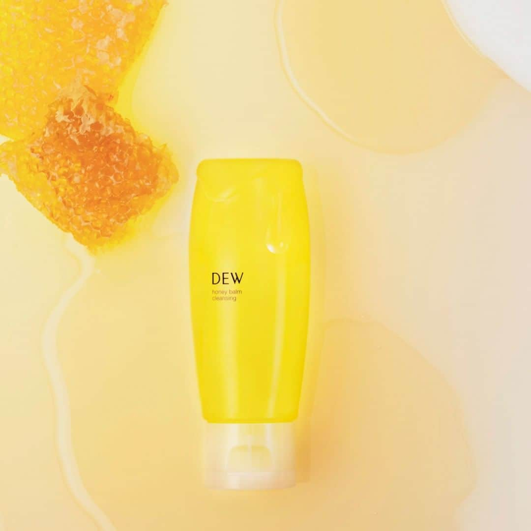 デュウ／DEW officialのインスタグラム：「◤NEW SKINCARE ITEM◢  ／ 使ってみたい! or 使っている!  という方は 『💛』の絵文字で コメントしてください✍️♪  ＼  ──────────────────────── 自分を甘やかす ご褒美洗顔タイム ──────────────────────── . まるではちみつのような ねっとりとろける新感覚の生感バームが楽しいハニーバームクレンジング  肌をなめらかにトリートメントしながら メイク・毛穴汚れをからめ落としてしっとりやわらかな肌へ導きます  カフェにあるような、はちみつボトルをイメージしてつくりました🐝 置いてあるだけで可愛いだけでなく、使いやすいところも◎  スイートな香りと感触で、 洗顔をご褒美タイムに . . あなたを「虜」にするスキンケア DEW Skincare holic* *感触や香り等を楽しみ、スキンケアに夢中になること . … … … … … … … … … … … … … … . 2月25日発売 ハニーバームクレンジング 180g . 詳しくは公式HPへ . . #ハニーバームクレンジング #dew_skincareholic  #スキンケア #美肌ケア #美肌 #クレンジング #クレンジングバーム #美容ケア #カネボウdew #スキンケアマニア #美容好きな人と繋がりたい #スキンケア好きさんと繋がりたい #はちみつ」