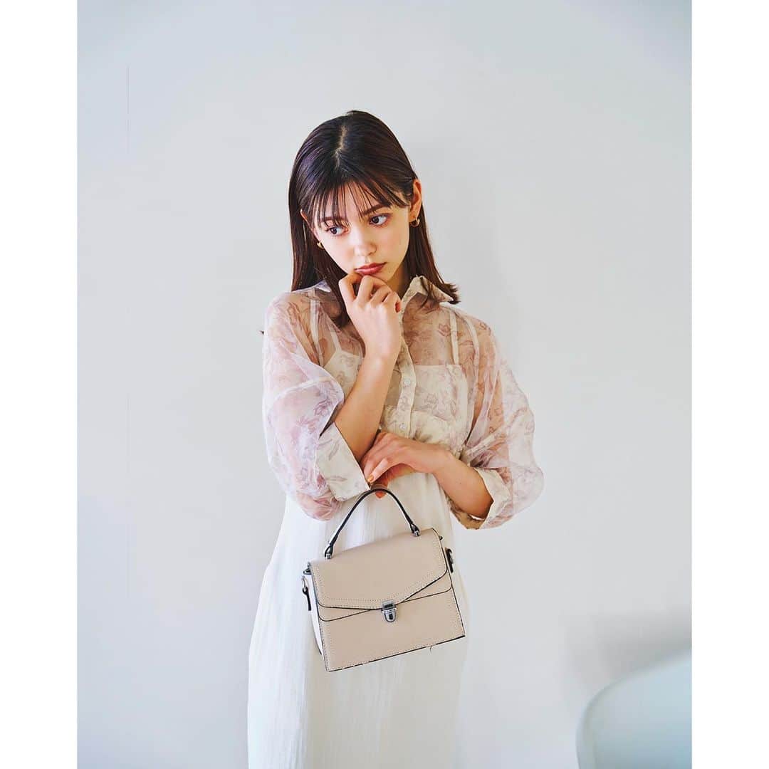 dazzlinさんのインスタグラム写真 - (dazzlinInstagram)「_____ #MURUA × #dazzlin  本日4.21 fri より 全国のdazzlin店舗 & MURUAの一部店舗にて発売開始！  WEBで完売しているカラーや、アイテムも 店舗には新入荷予定になりますので、ぜひチェックしてみてください。  . 【 Collaboration items 】 #ショートコンビタイトワンピース ¥13,200 (tax in) dazzlin限定カラー ：o.white / blue 共通カラー：balck  . #シアージャケット ¥ 9,900 (tax in) dazzlin限定カラー：ivory 共通カラー：gray  . #フリルフレアスカート ¥ 9,900 (tax in) dazzlin限定カラー：ivory 共通カラー：gray size : S / M  . #ハーフスリーブブラウス ¥ 7,150 (tax in) dazzlin限定カラー：blue 共通カラー：o.white  . #アシメプリーツラップスカート ¥ 9,900 (tax in) dazzlin限定カラー：khaki 共通カラー：ivory / black  . ______________________________  . #MURUA #ムルーア #dazzlin #ダズリン #2023ss #夏服 #夏服コーデ #夏コーデ #ワンピース #ワンピースコーデ #セットアップ #ブラウス #ブラウスコーデ #女子会 #カフェ活 #ランチコーデ #デートコーデ #大人カジュアル #淡色女子 #淡色女子コーデ」4月21日 10時16分 - dazzlin_official